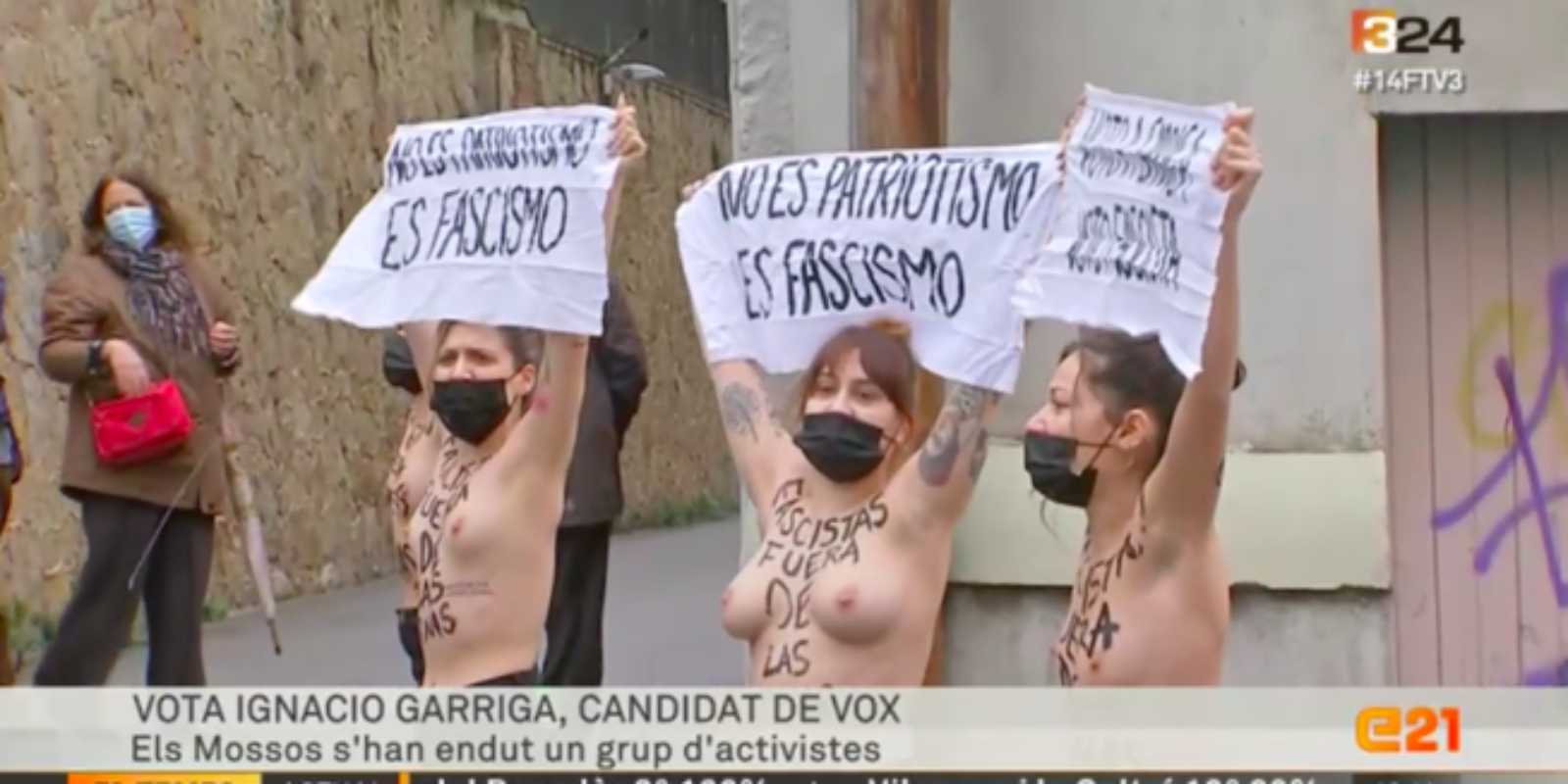 Activistes de Femen escridassen el candidat de Vox, Ignacio Garriga / TV3