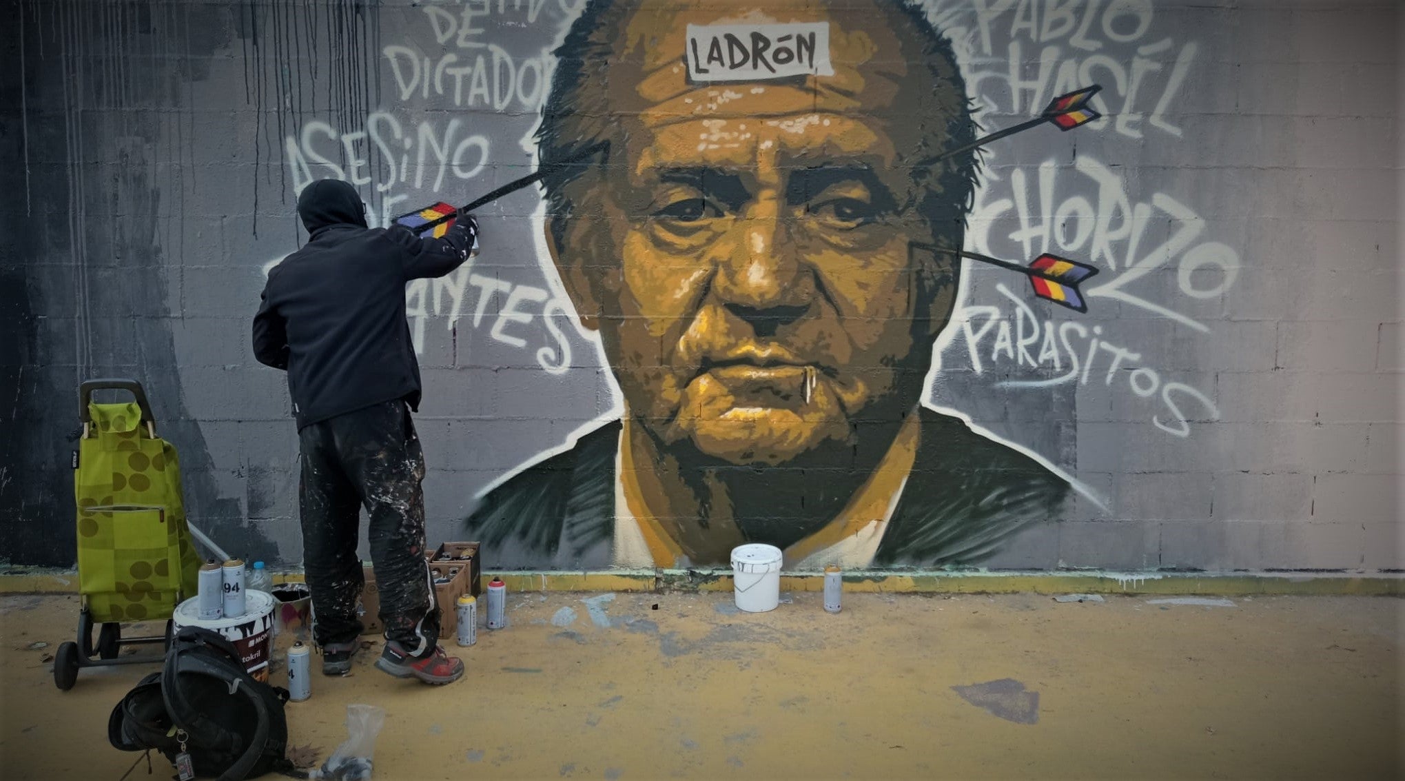 L'artista Roc Blackblock mentre pintava el mural censurat / @RocBlackblock