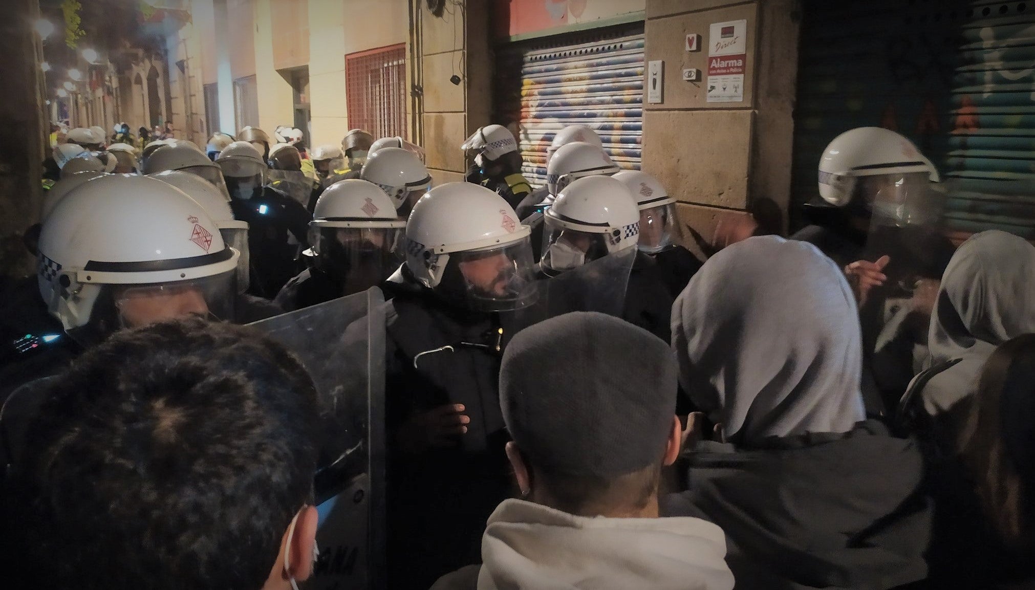 Antiavalots de la Guàrdia Urbana i activistes, confrontats ahir al carrer Còdols del Gòtic / Sindicat d'Habitatge de la Barceloneta