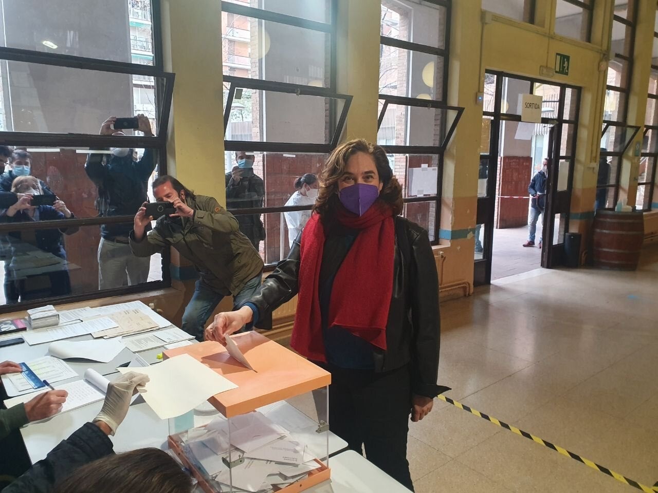 L'alcaldessa de Barcelona, Ada Colau, vota al seu col·legi electoral / Europa Press