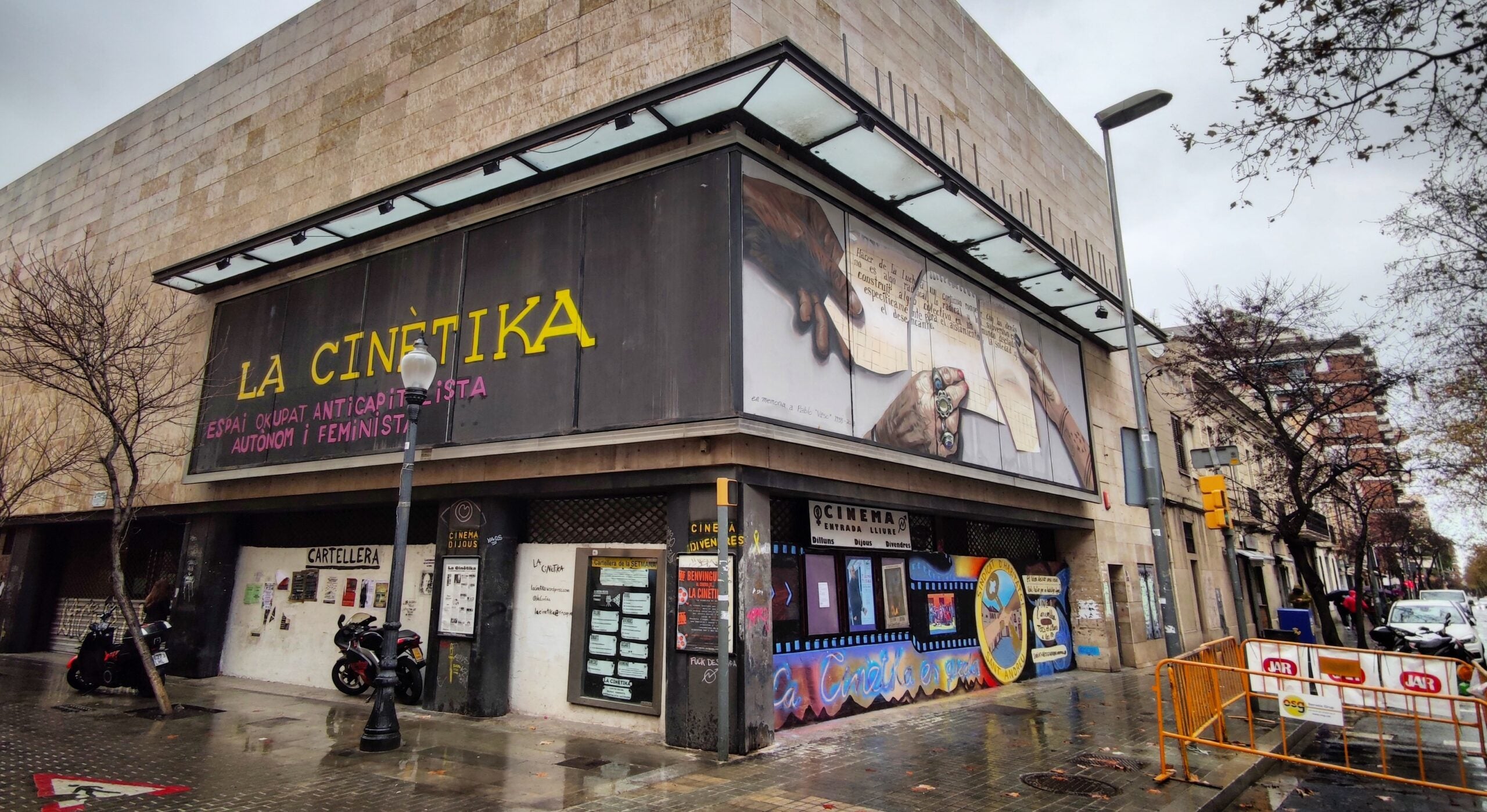 La façana de La Cinètika, l'antic cinema Lauren Sant Andreu, des de la rambla Onze de Setembre / D.C.