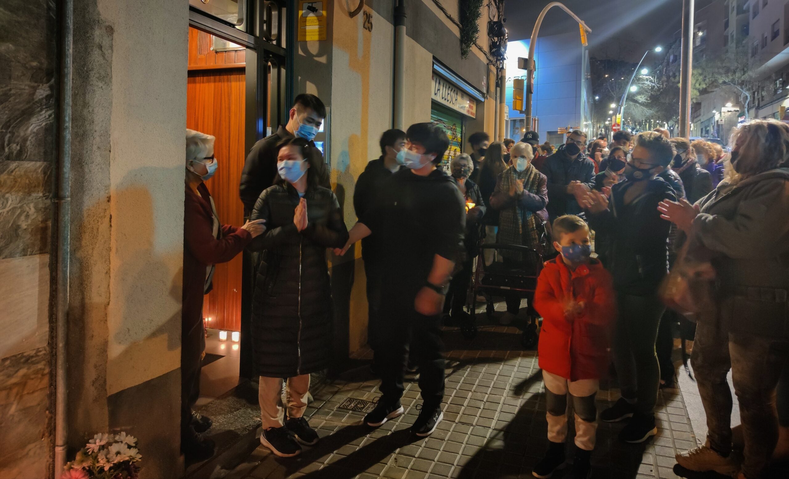 Homenatge veïnal, amb la família a la porta, on la víctima va morir / D.C.