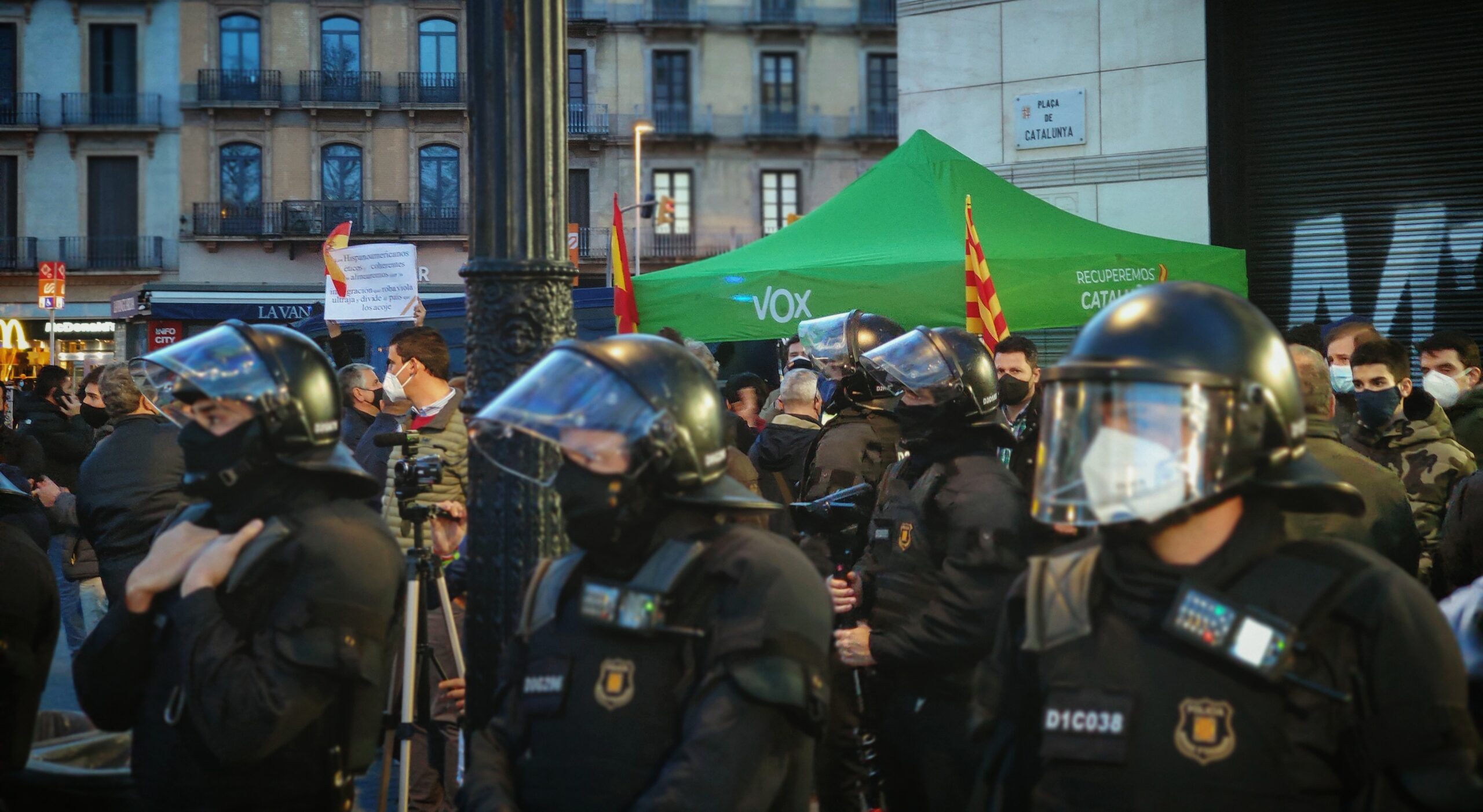 Imatge d'arxiu d'un dispositiu policial protegint una carpa de Vox / David Cobo