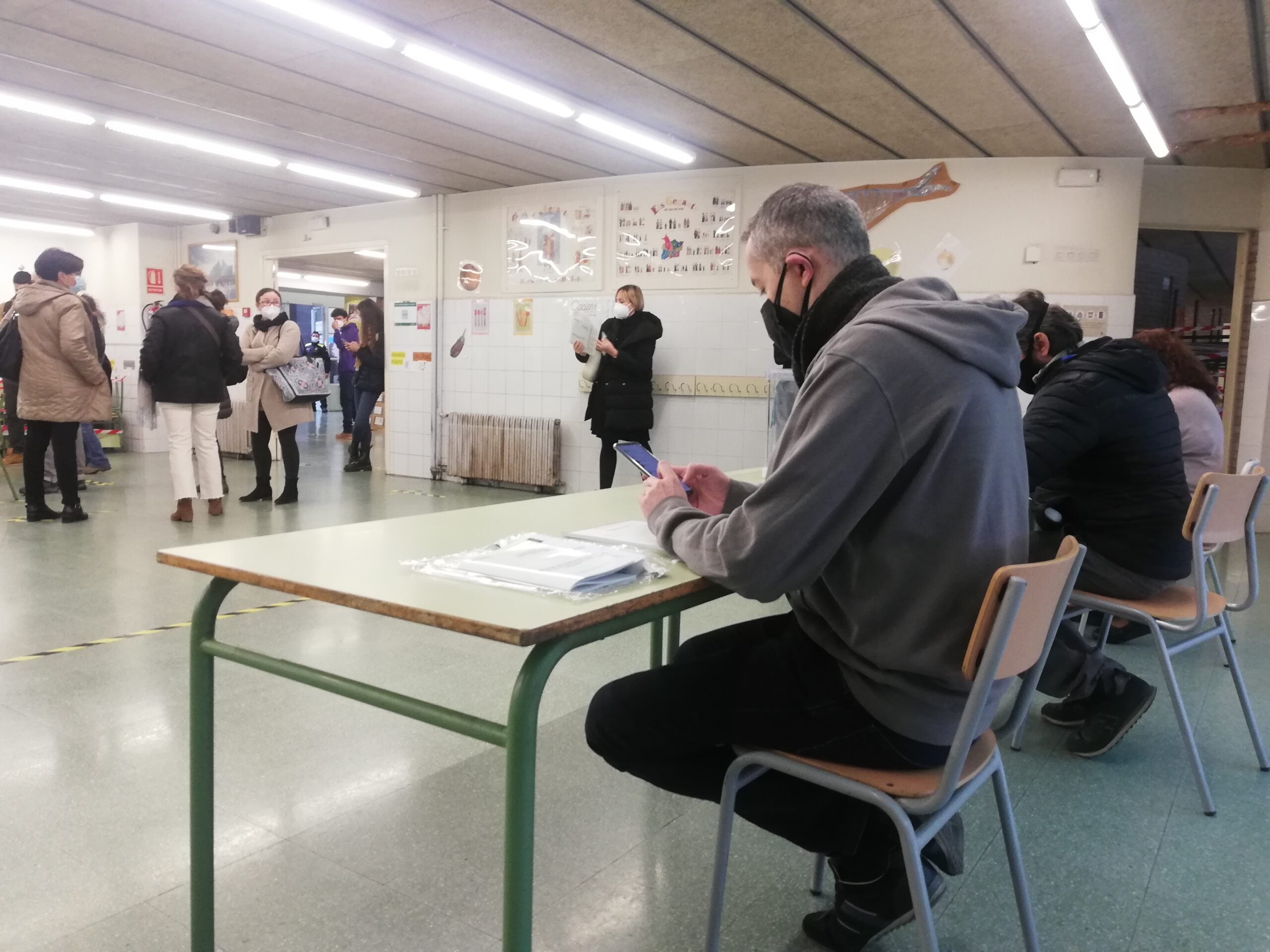 Constitució de meses electorals el 14F a l'escola Pau Casals de Gràcia, abans d'obrir al públic / A.L.