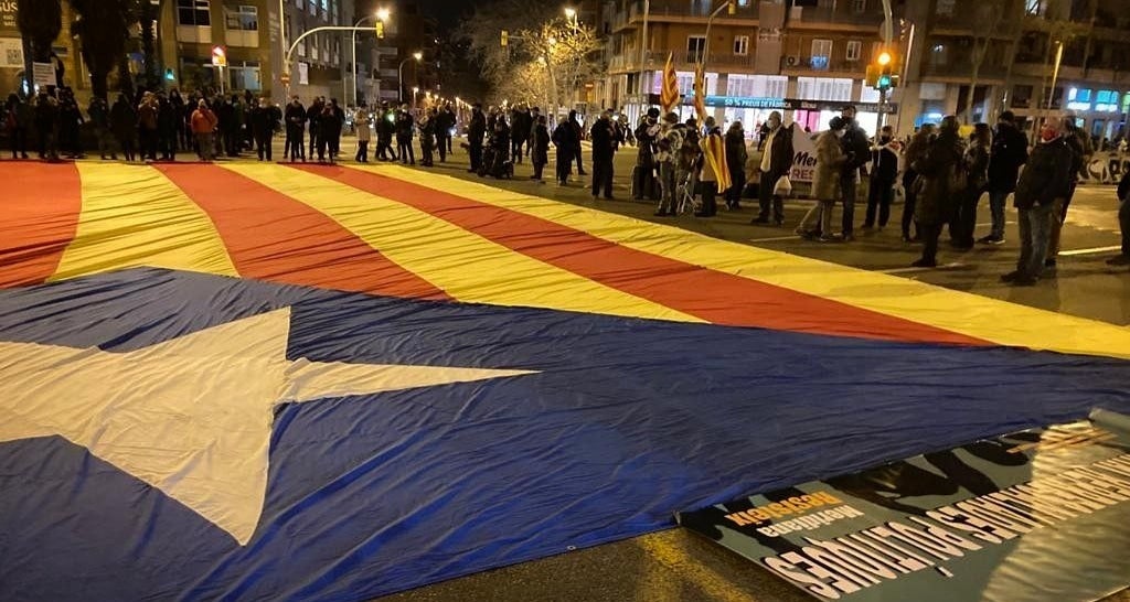 L'estelada gegantina desplegada aquest vespre a la Meridiana / Meridiana Resisteix