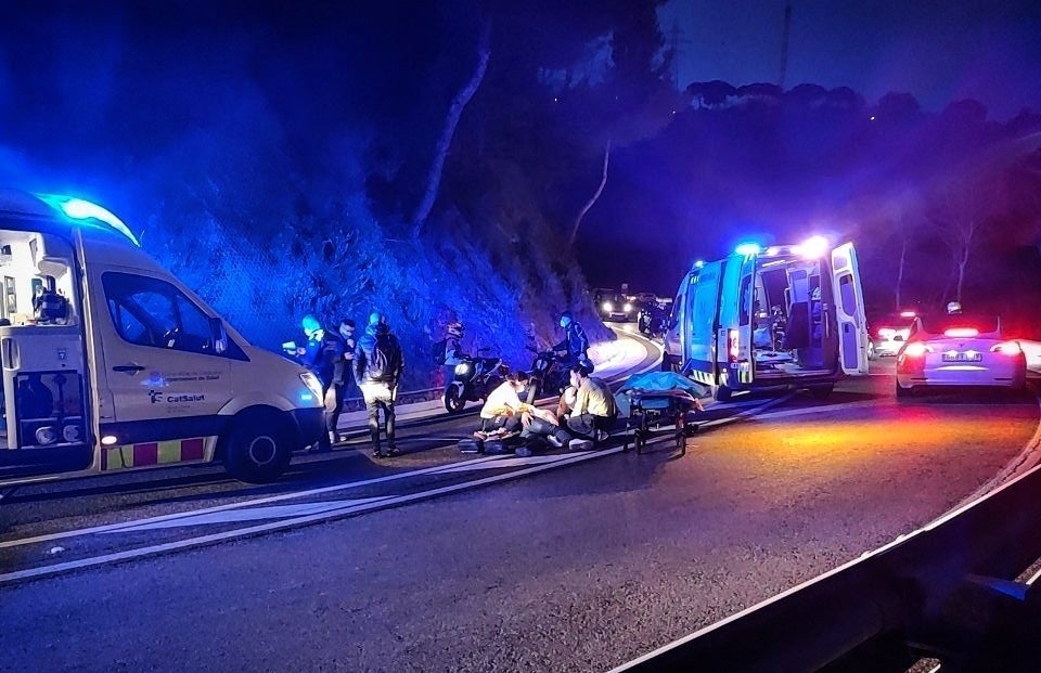 Un jove és atès a la carretera de l'Arrabassada després de caure / D.C.