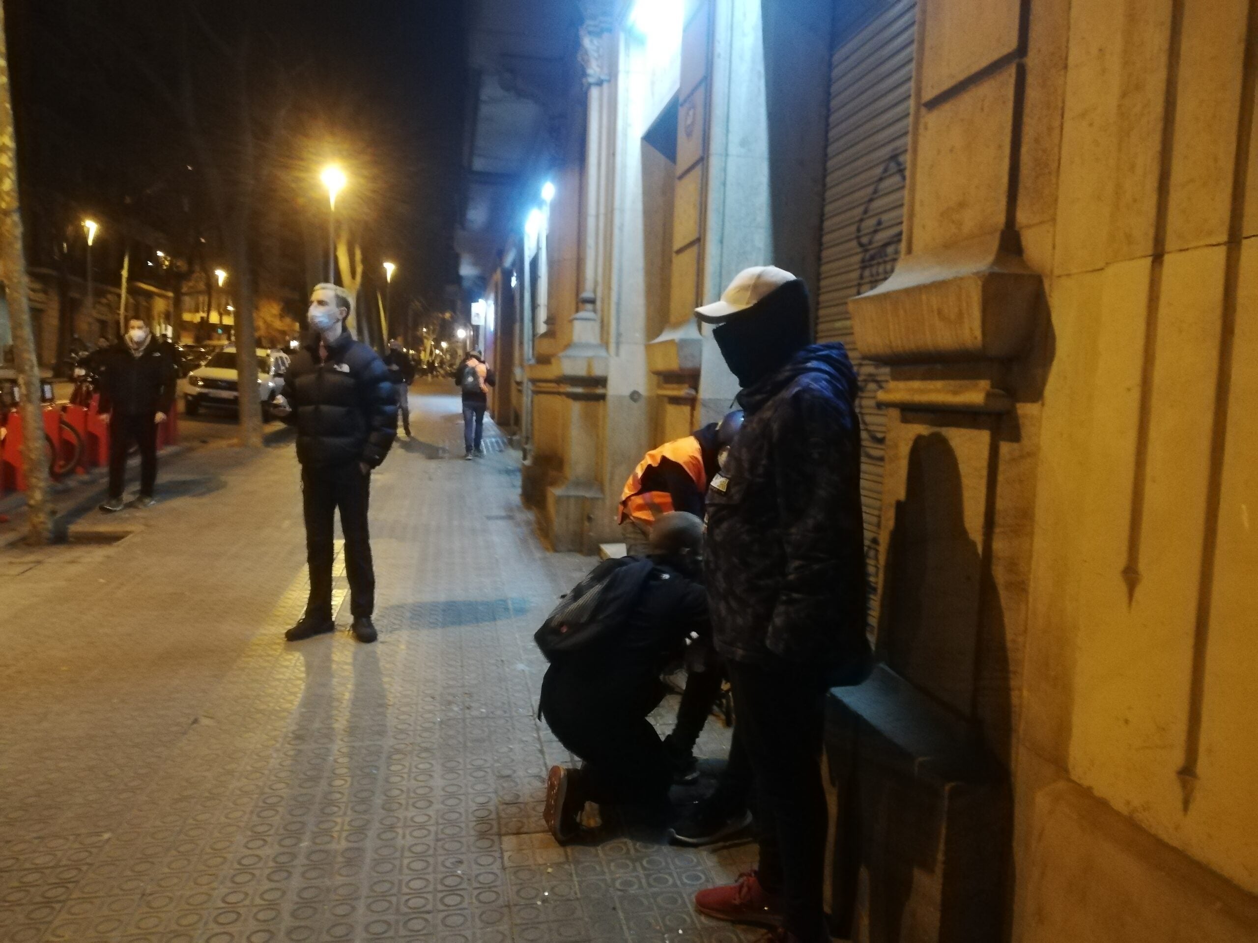 Manifestants atenent el noi ferit a la cella / A.L.