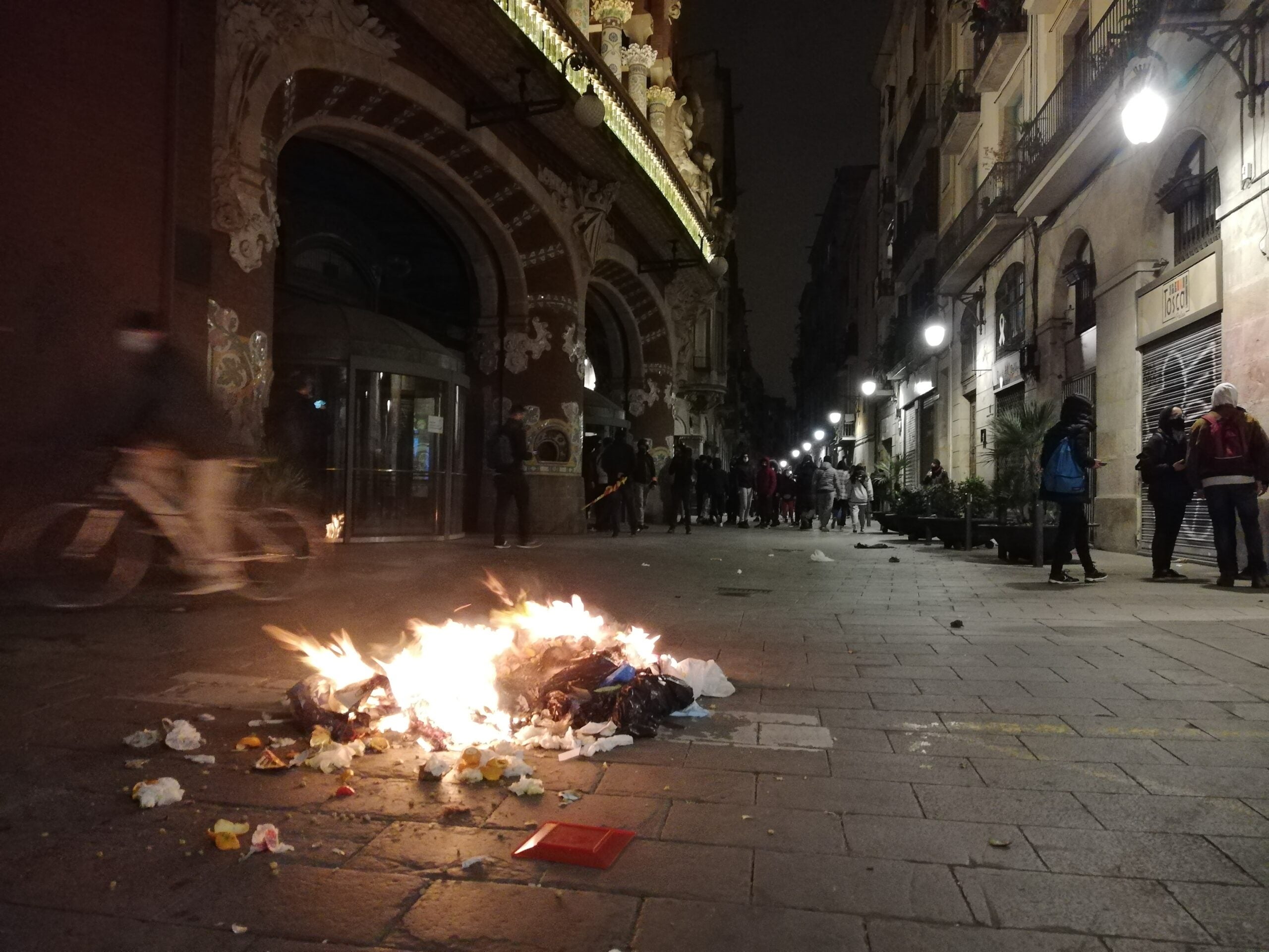 Brossa cremant davant del Palau de la Música, la 6a nit de protestes per Hasél / Adrià Lizanda