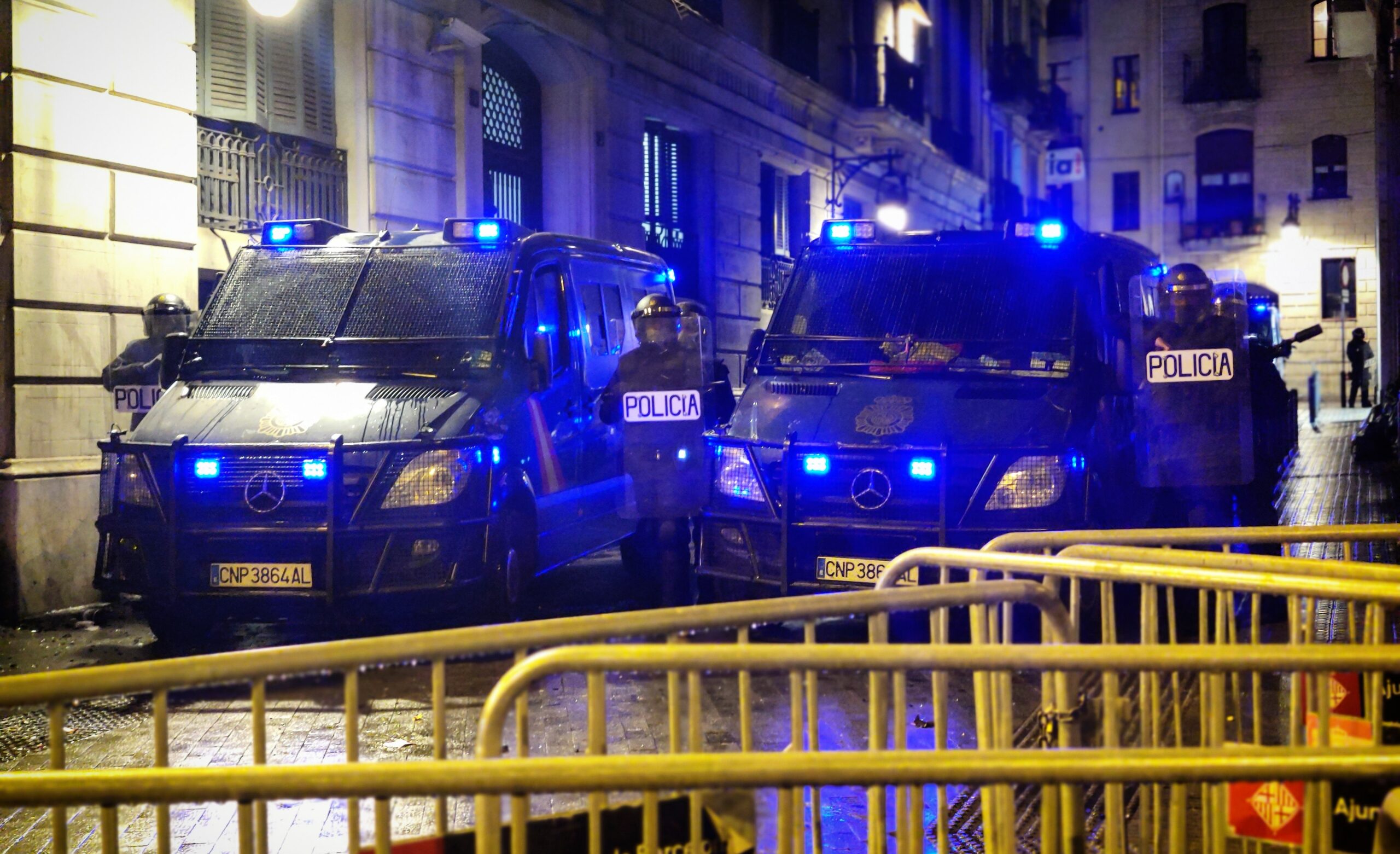 Línia policial que protegeix la Prefectura de Policia Nacional durant la setena nit de protestes per Hasél / David Cobo