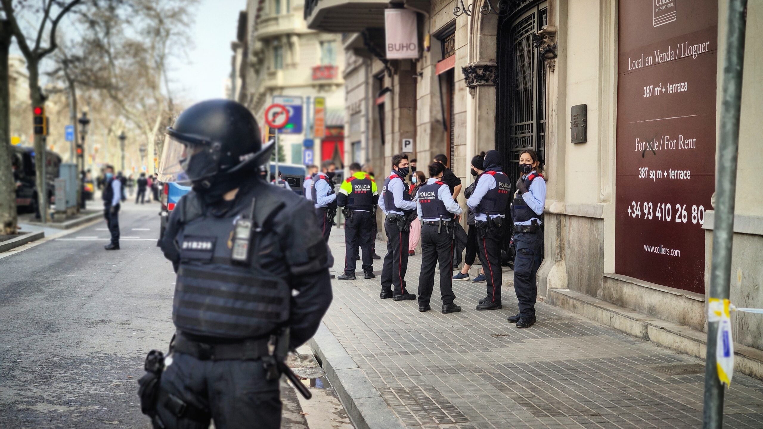 El dispositiu policial enduent-se els activistes que volien evitar el desnonament / D.C.