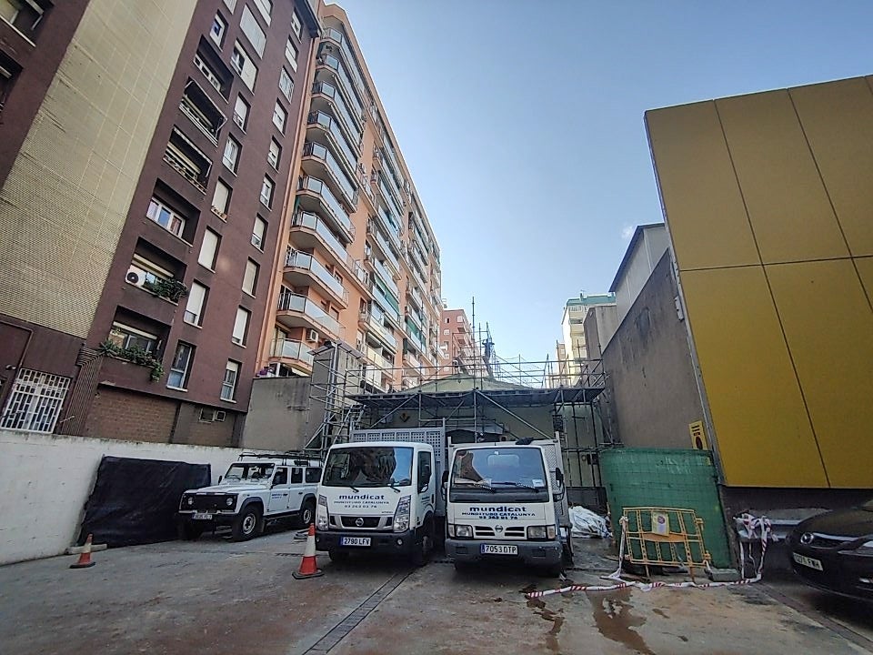 Desenes de finestres i balcons que donen a la zona on es vol ubicar una macrocuina fantasma, a tocar del Mercat de Sant Martí / D.C. 