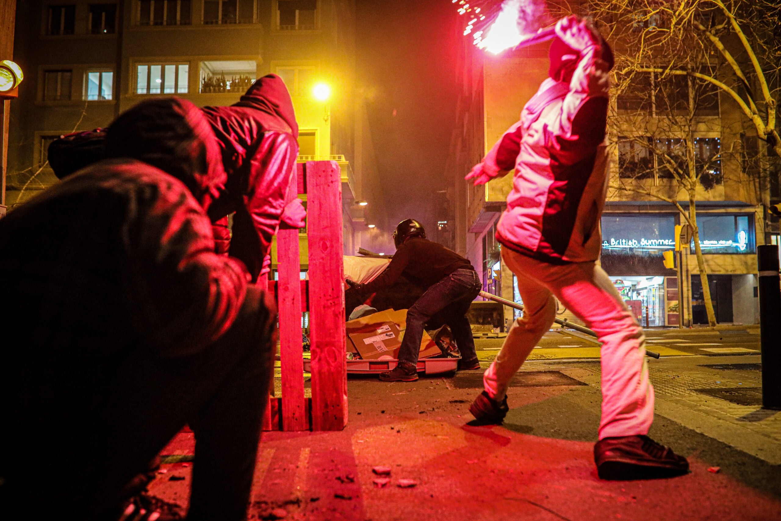 Llançament d'objectes en flames a la protesta per Hasél / Jordi Borràs