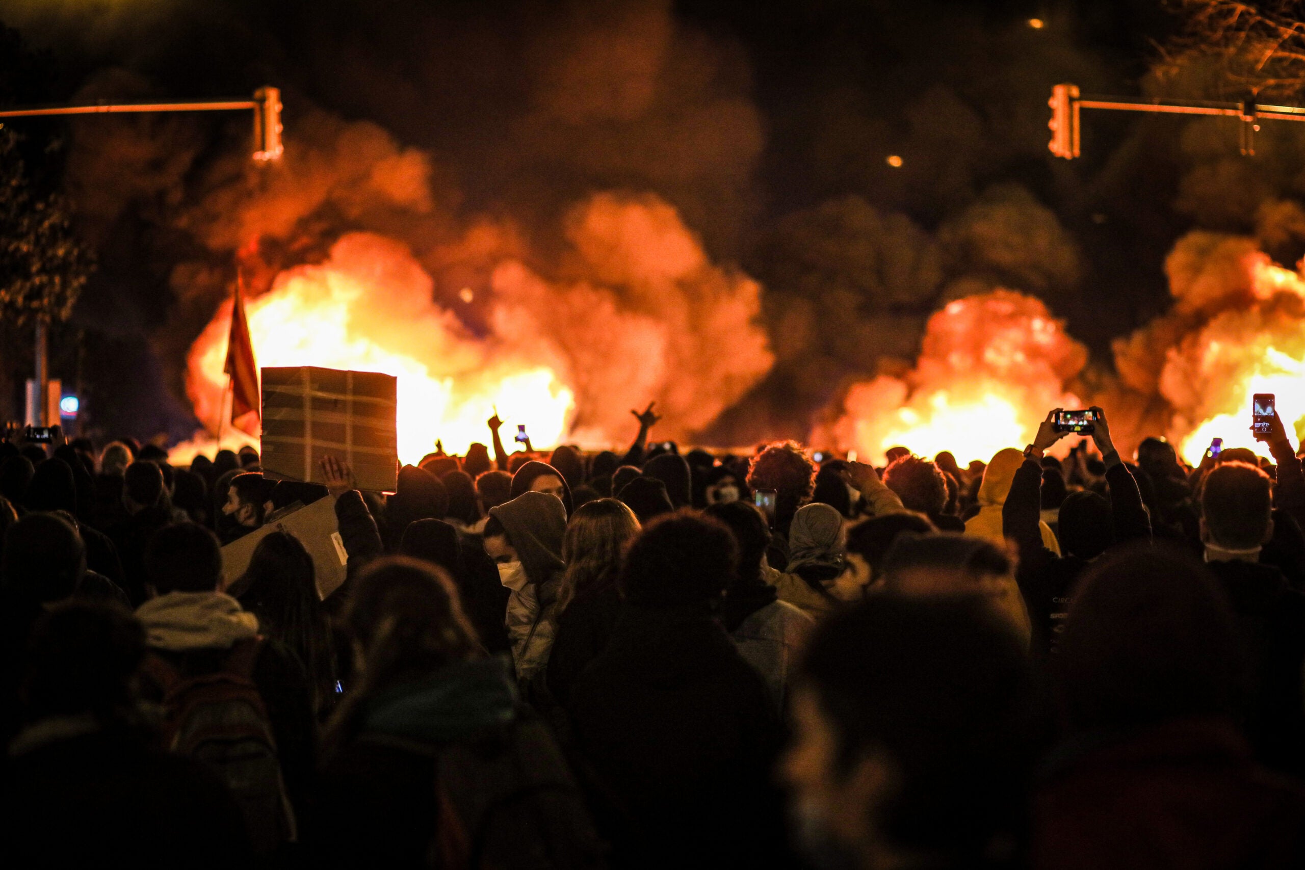 Manifestants i foc a les primers barricades en la tercera jornada de protestes per l'empresonament de Pablo Hasél / Jordi Borràs