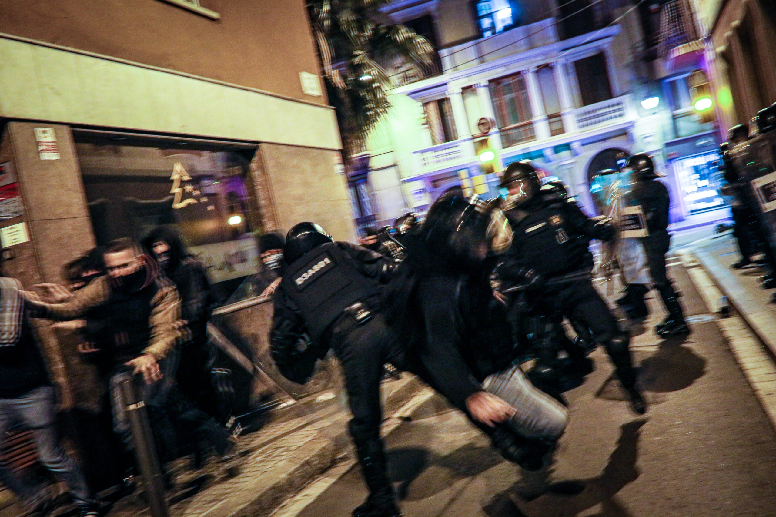 Dura càrrega policial a Gràcia, la 5a nit de protestes per Hasél / Jordi Borràs