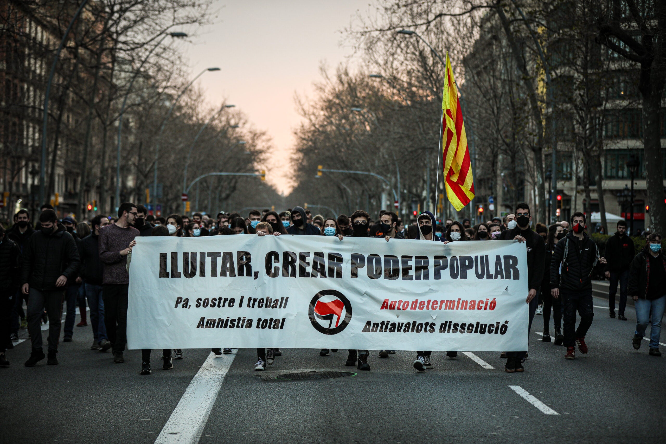 Una de les columnes arriba a plaça Universitat amb el lema 