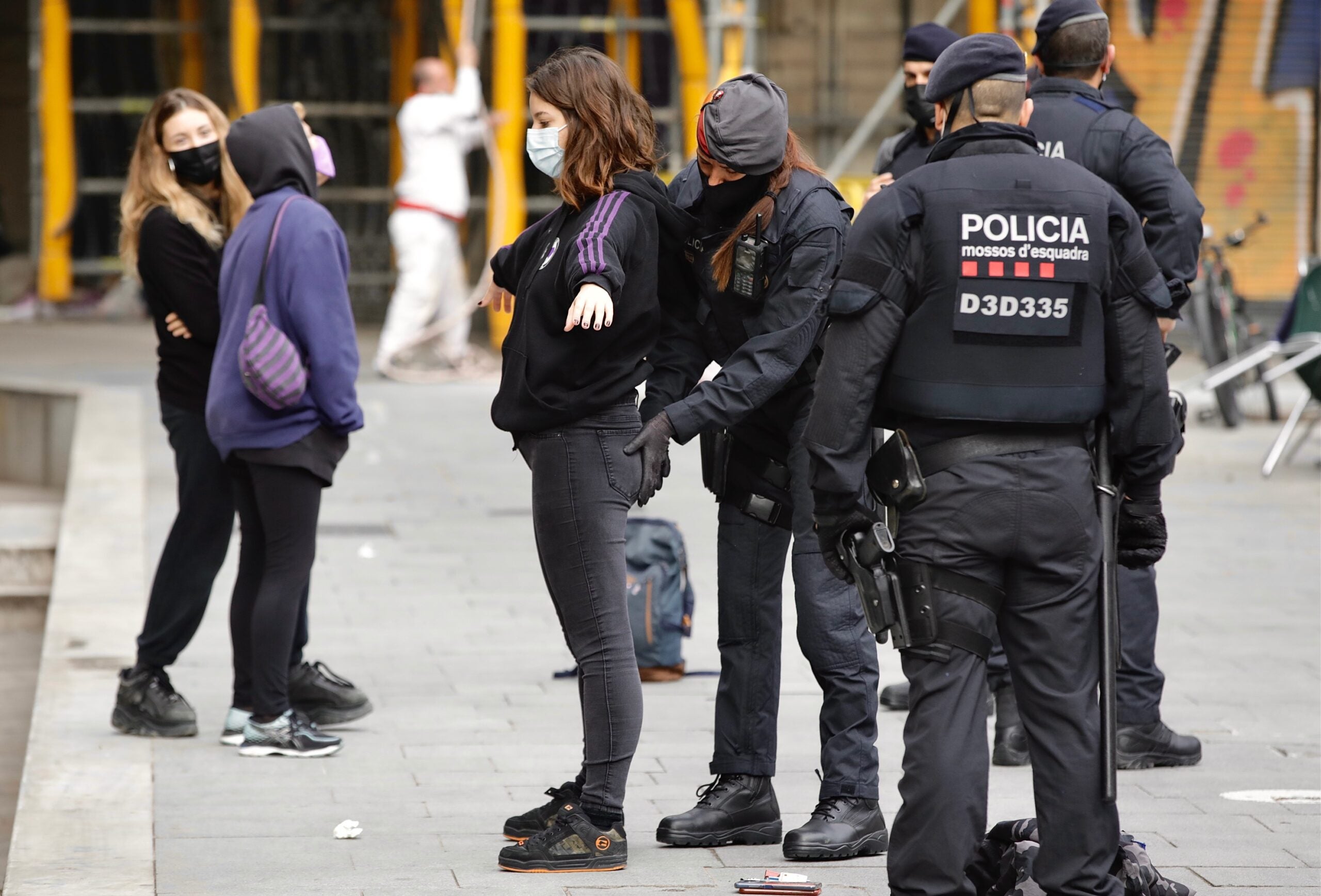 Els Mossos d'Esquadra identifiquen i escorcollen joves que s'acosten a Sant Jaume / Jordi Play