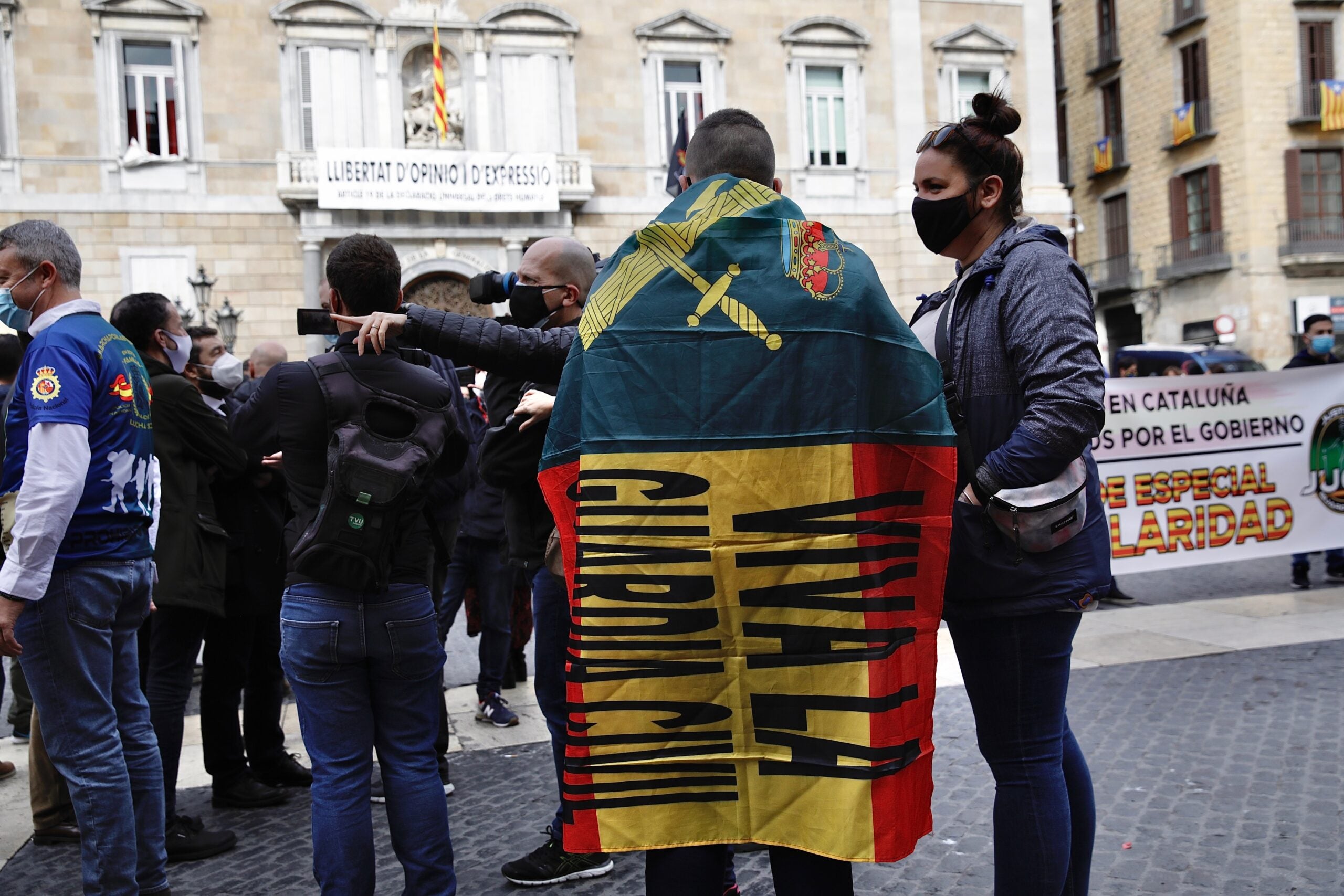 Bandera a favor de la Guàrdia Civil a la manifestació a Sant Jaume / Jordi Play