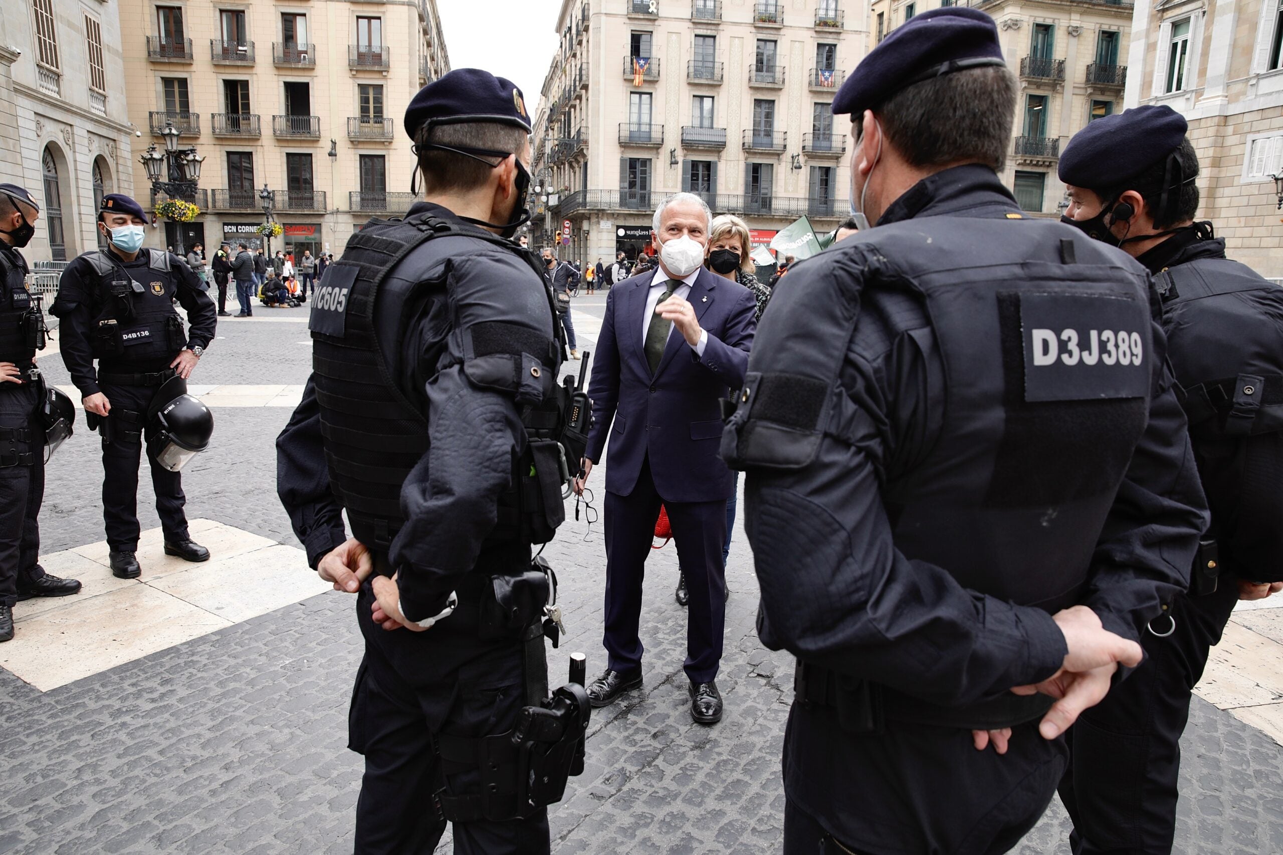 Conversa entre el regidor del PP Josep Bou i agents dels Mossos / Jordi Play