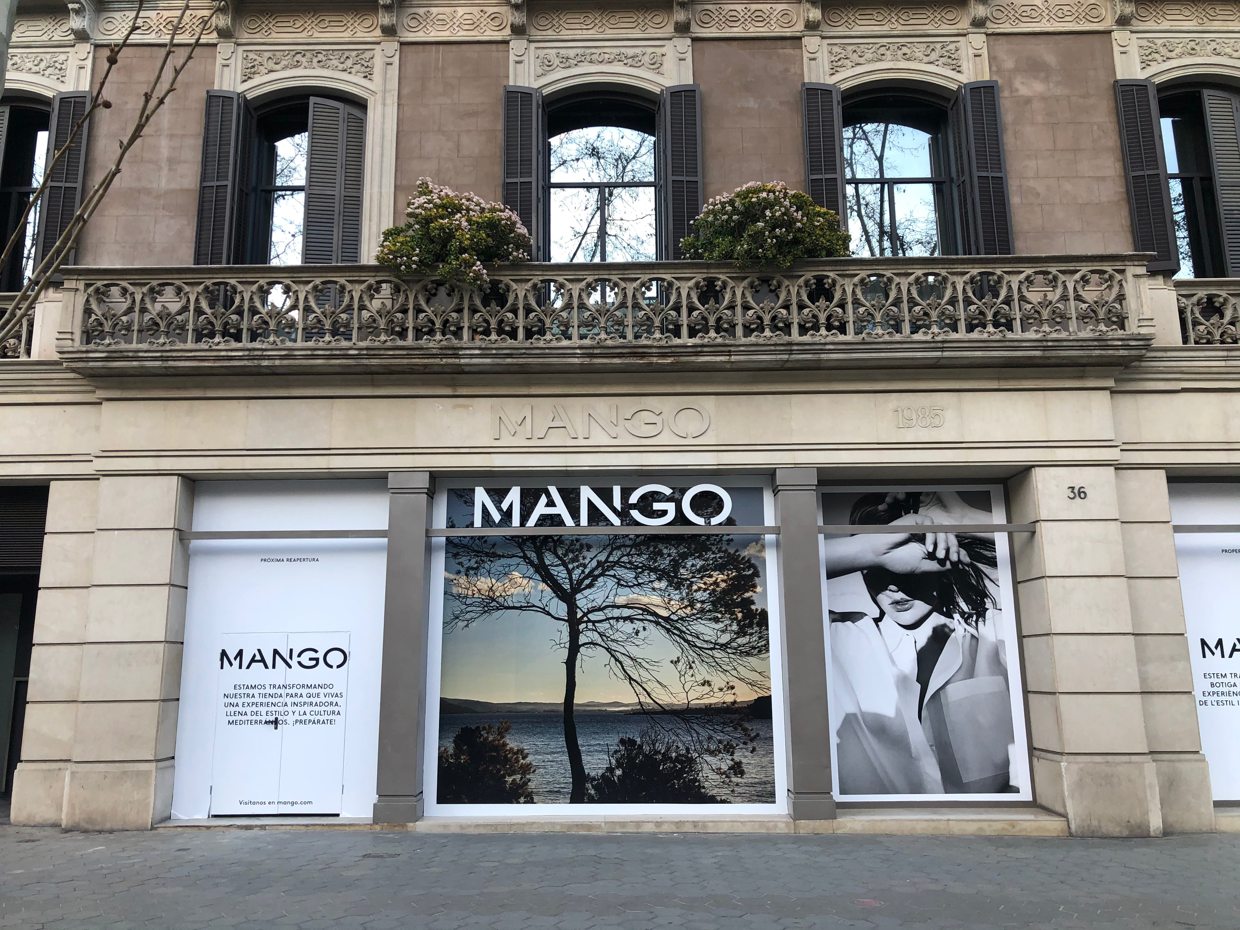 Una de les botigues de Mango al passeig de Gràcia, amb la persiana abaixada / A.A.