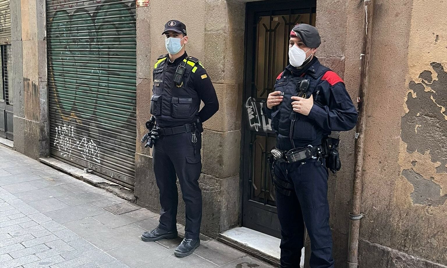 Operatiu policial per desmantellar un punt de venda de droga al Raval / CME