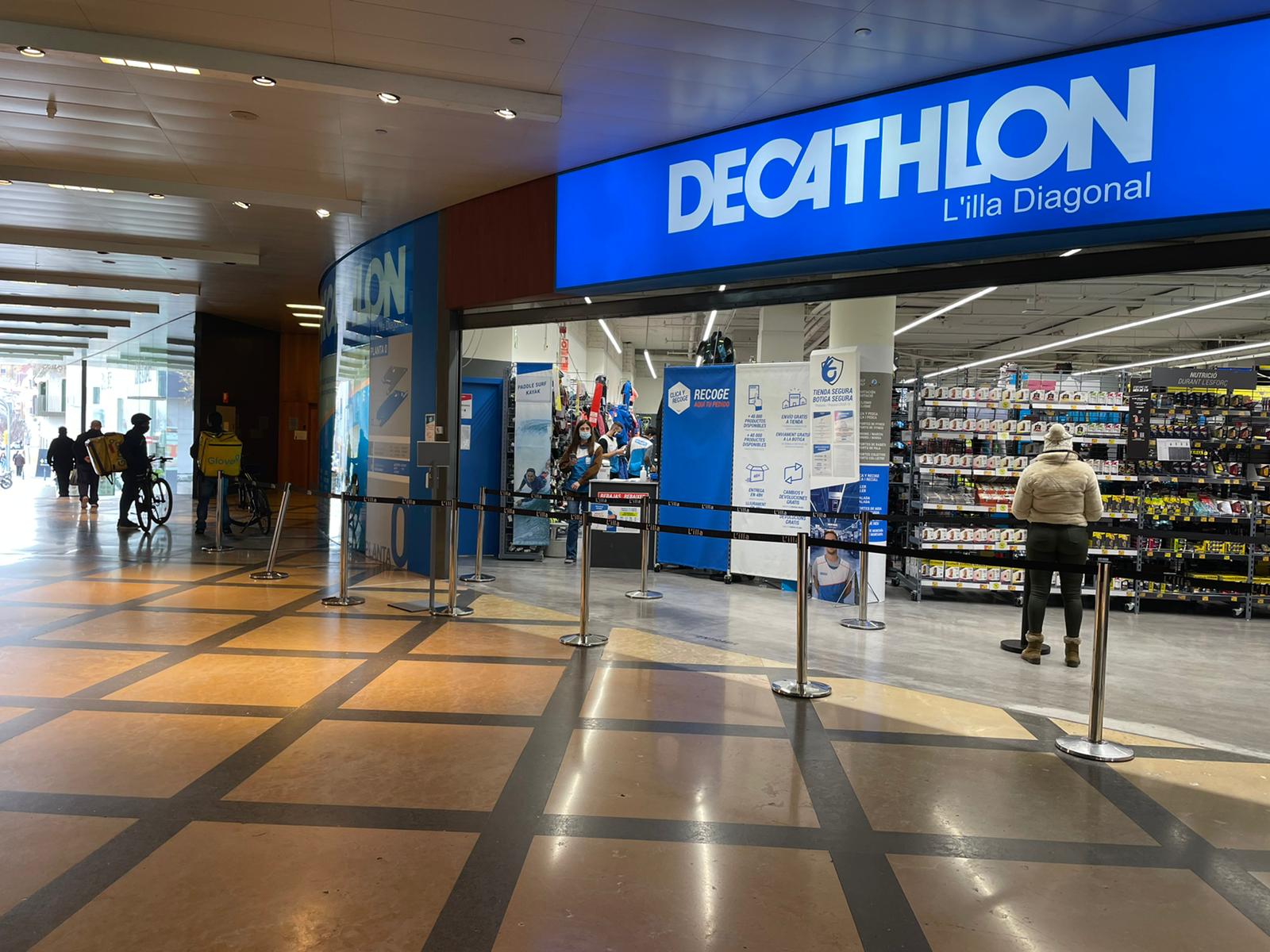 Dos repartidors de Glovo usant el servei click&collect de Decathlon de l'Illa Diagonal / MMT