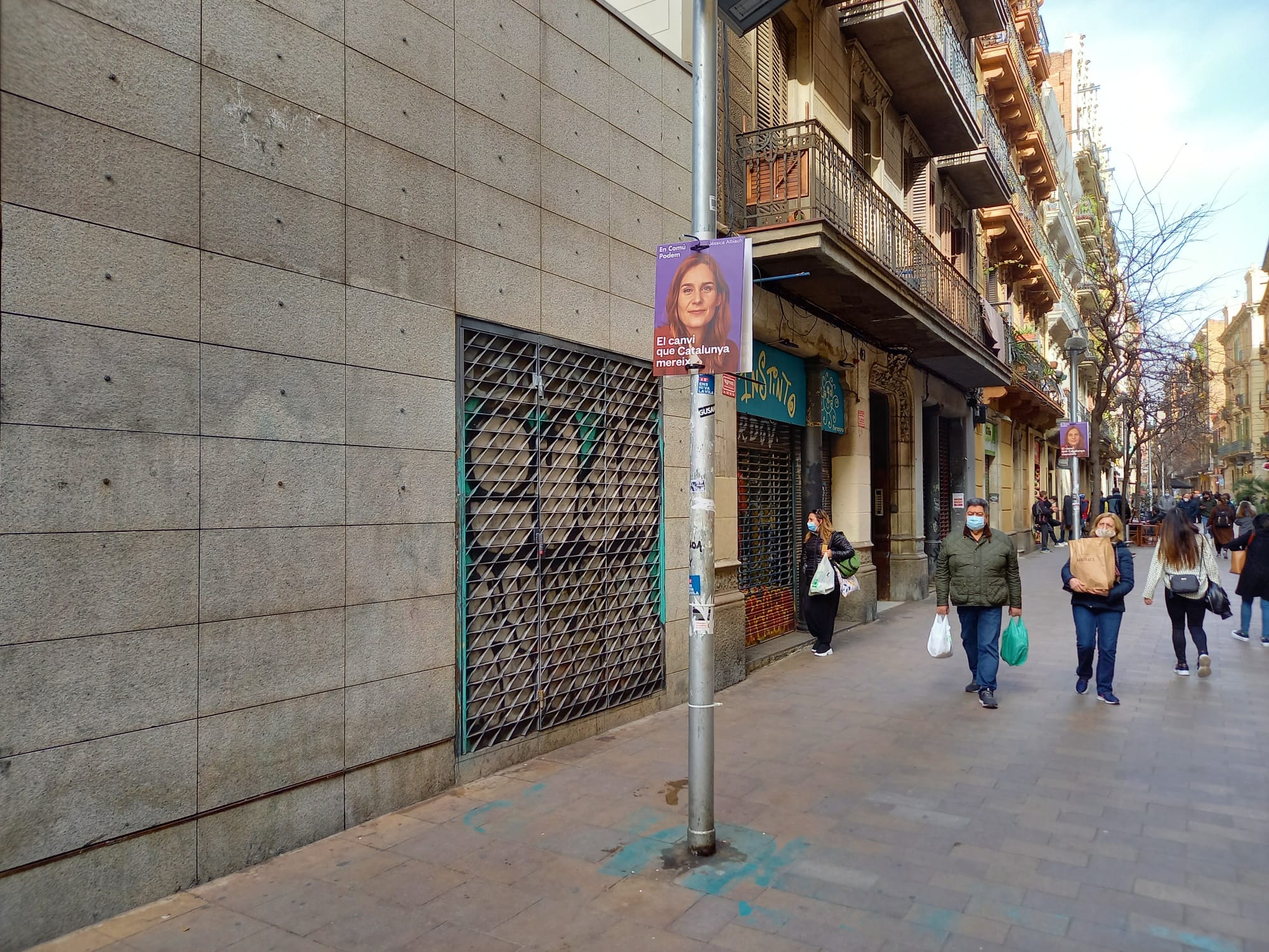 El cartell d'En Comú Podem al fanal on al matí hi havia el de JxCat / TOT Barcelona