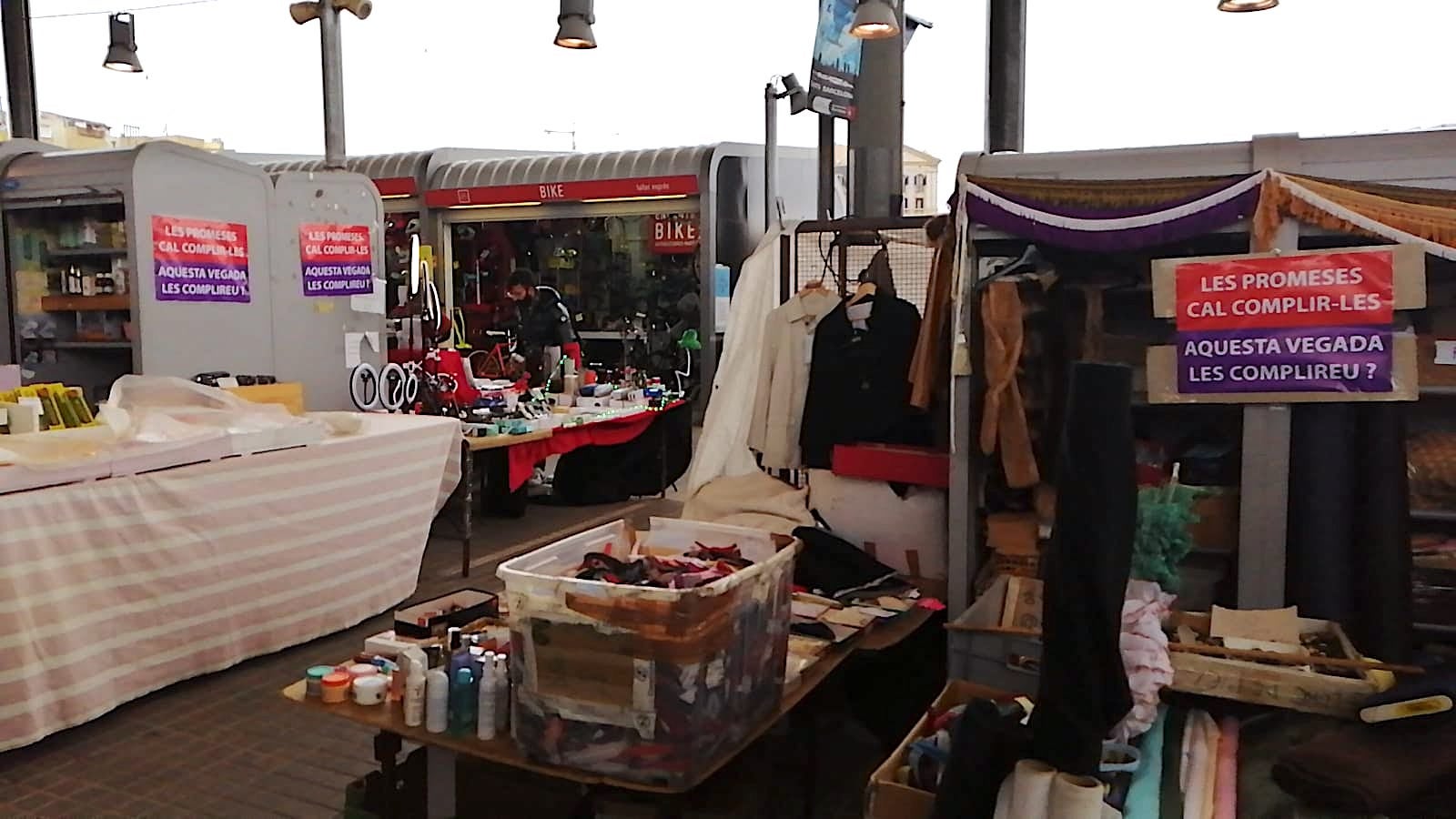 Pancartes als Encants contra la promesa incomplerta de rebaixa fiscal / Cedida