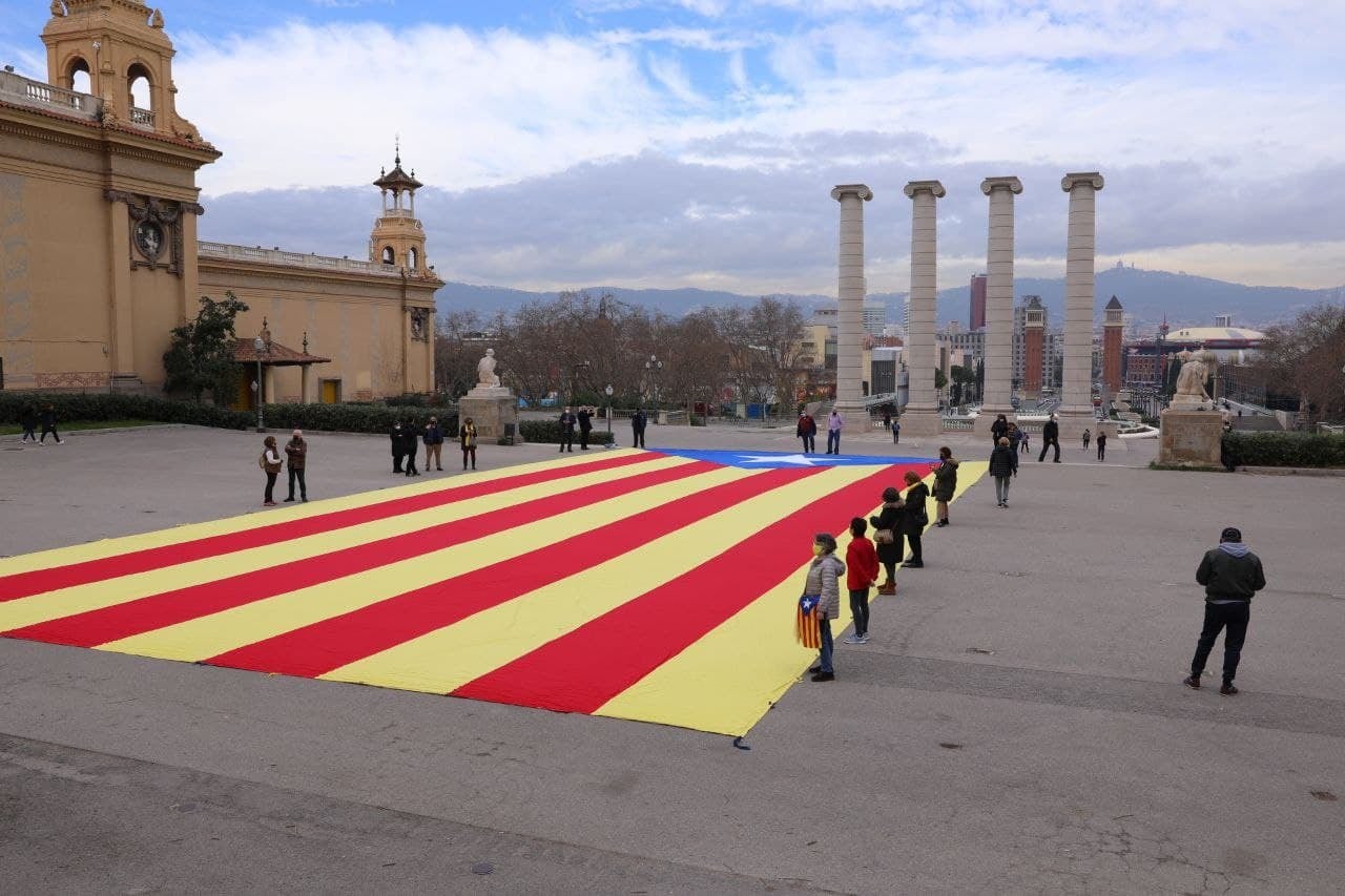 Estelada desplegada per l'ANC a Montjuïc per cridar al vot independentista el 14F / ANC