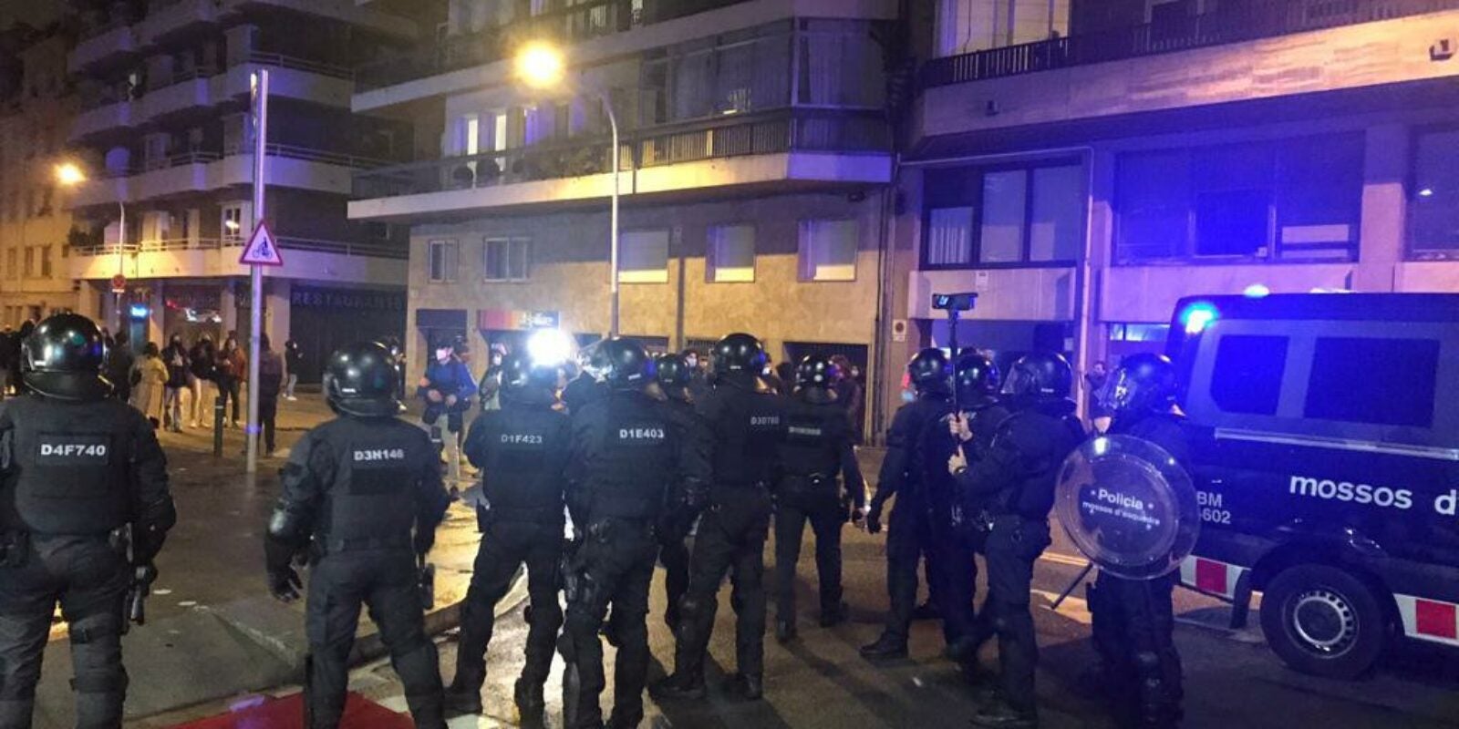 Mossos d'Esquadra a la plaça Artós durant un acte de Vox