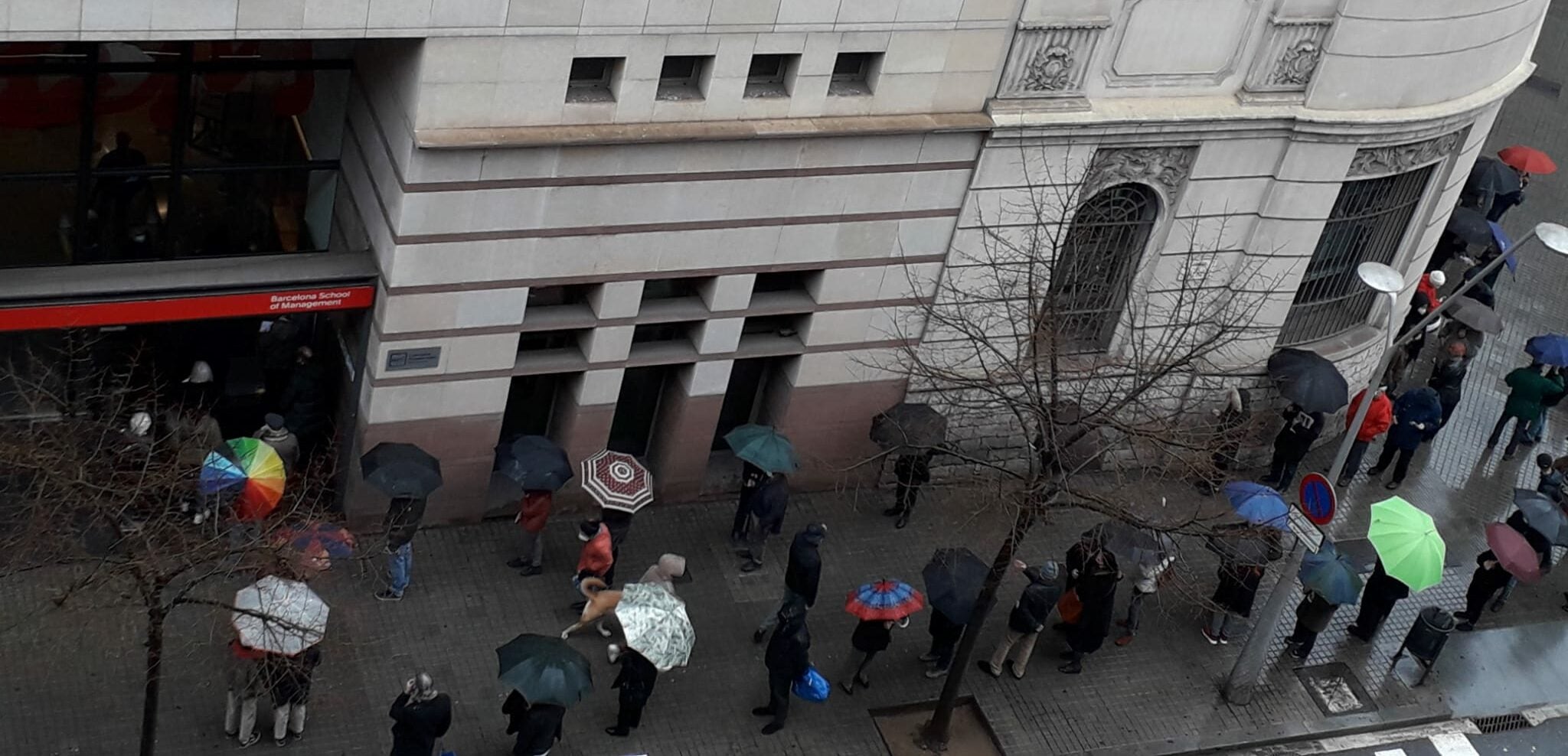 La cua per votar al carrer Balmes, sota la pluja, fa zig-zag a la vorera / Jordi Gàlvez