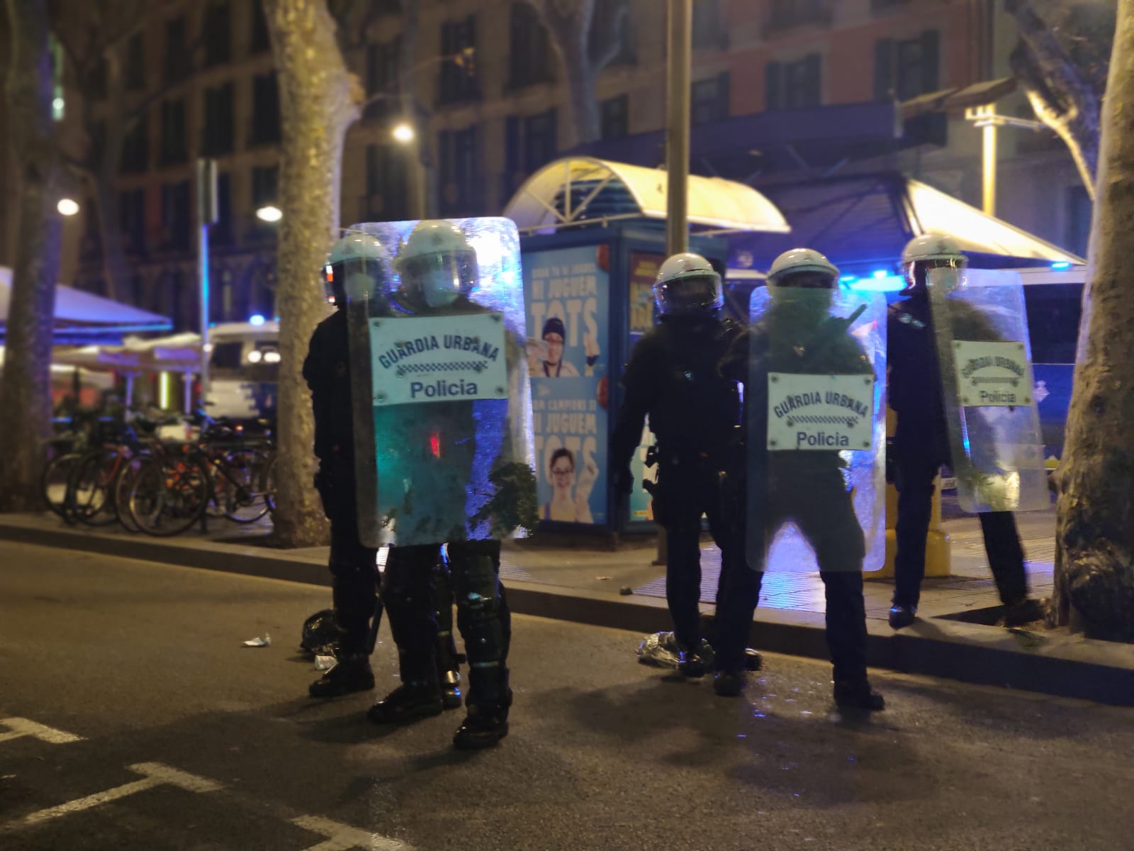 Agents de la Guàrdia Urbana defensant la comissaria de la Rambla, en la 4a nit de disturbis / D.C.