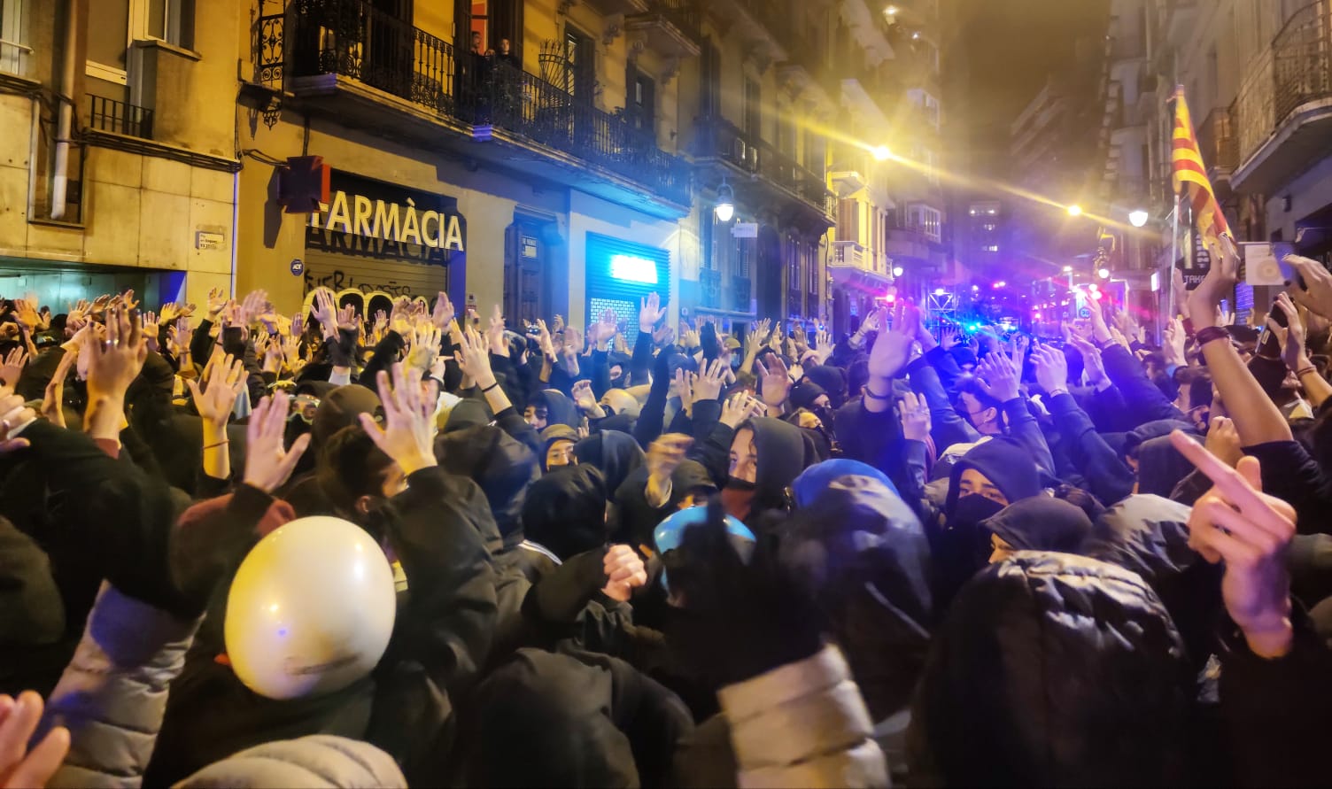 Manifestants amb les mans alçades abans de rebre una dura càrrega policial a Gràcia, la 5a nit de protestes per Hasél / David Cobo