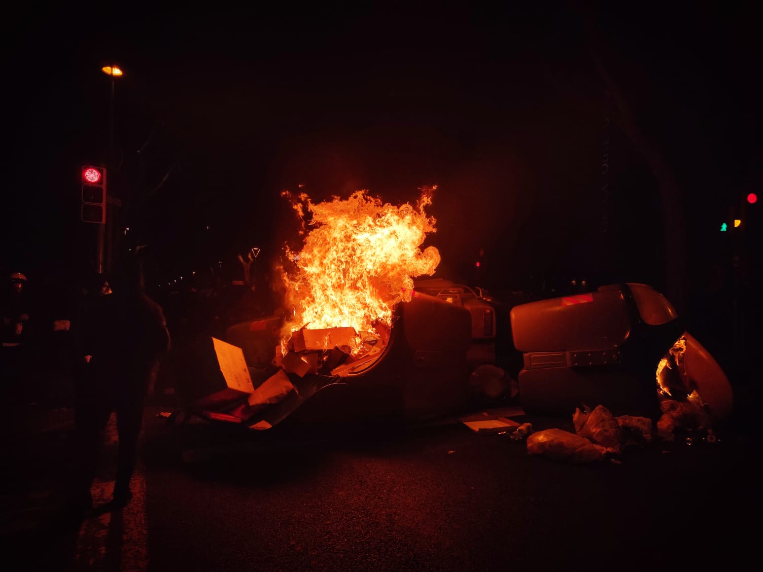 Barricada en flames a Gràcia, durant la 5a nit de disturbis / D.C.