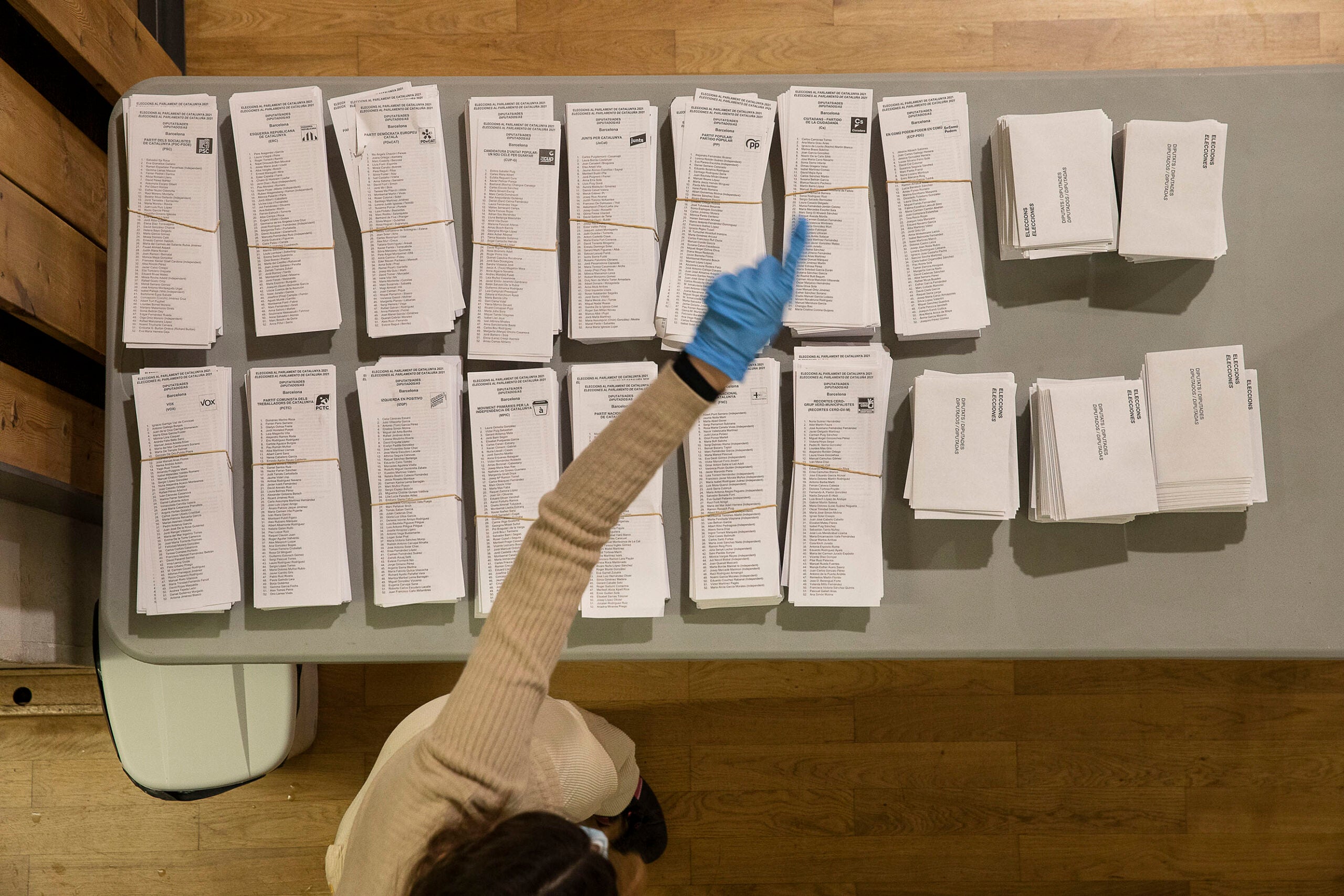 Paperetes del 14F al Pavelló Valldaura / Jordi Play