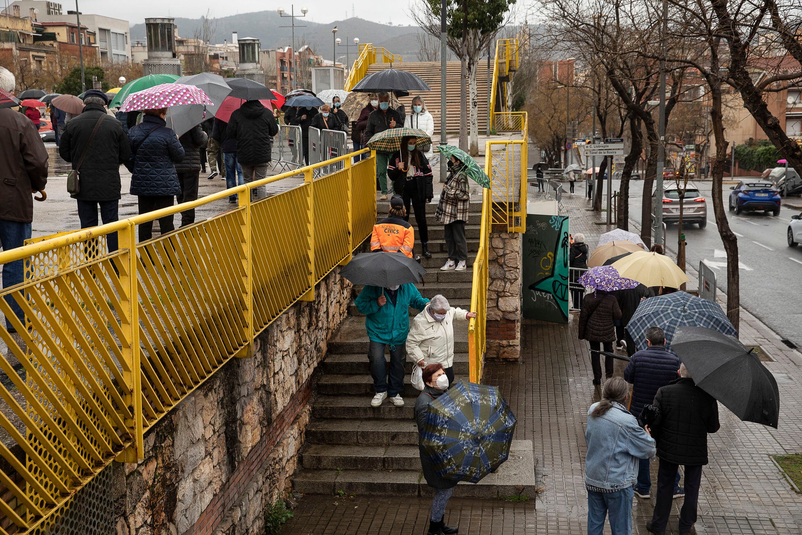 Votants fent cua per votar al Pavelló poliesportiu El Carmel aquest 14-F / Jordi Play