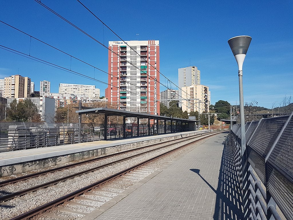 Estació de tren a Torre Baró, Vallbona i Ciutat Meridiana / Wikimedia - 9pm