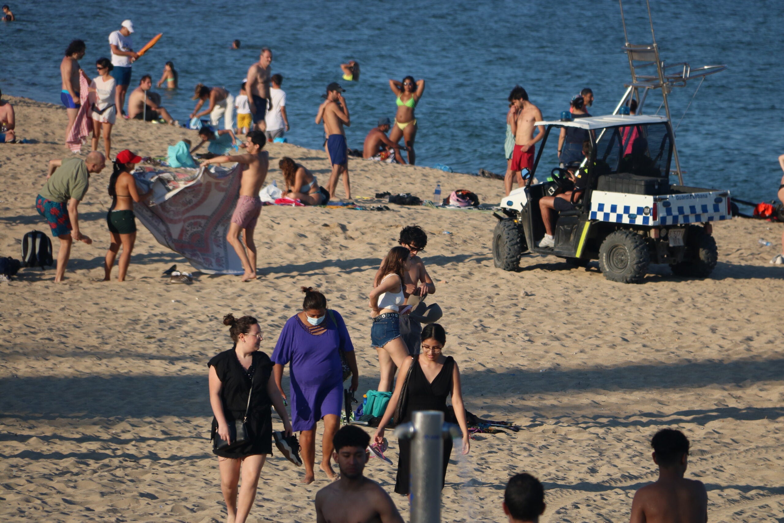 Un vehicle de la Guàrdia Urbana demana als banyistes que abandonin la platja de la Nova Icària, en una imatge d'arxiu / ACN