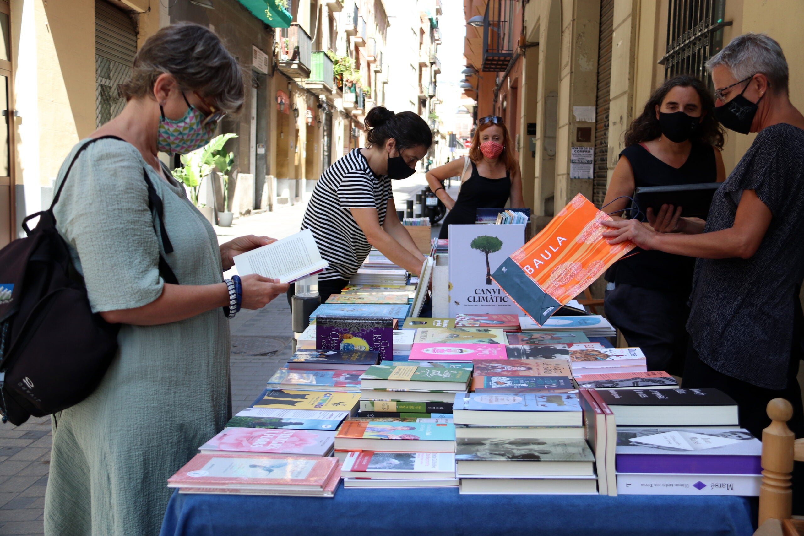 Parada a l'exterior de la llibreria especialitzada en literatura infantil i juvenil Casa Anita al barri de Gràcia / ACN