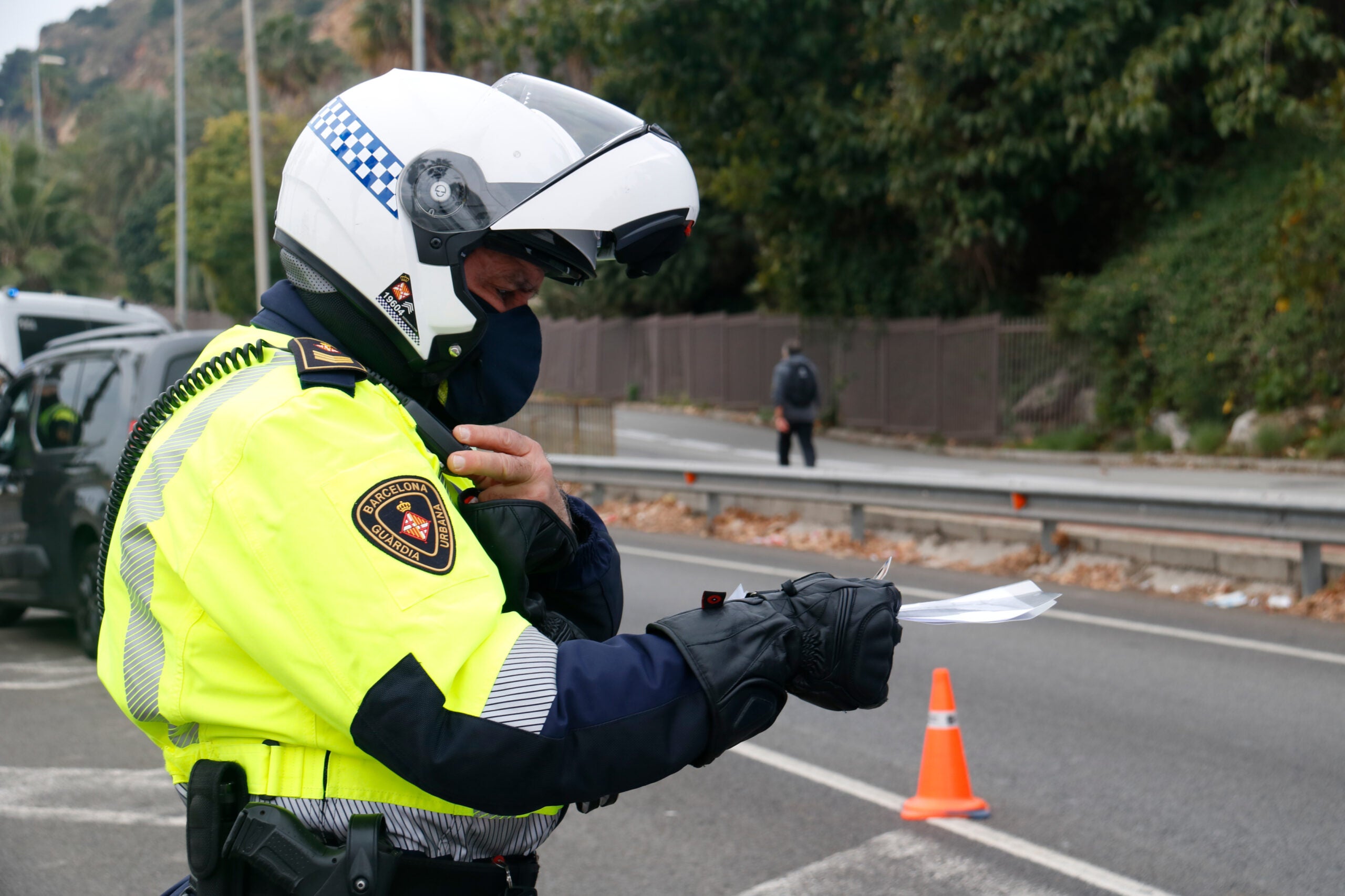 Un agent de la Guàrdia Urbana examinant la documentació facilitada pel conductor d'un vehicle / ACN