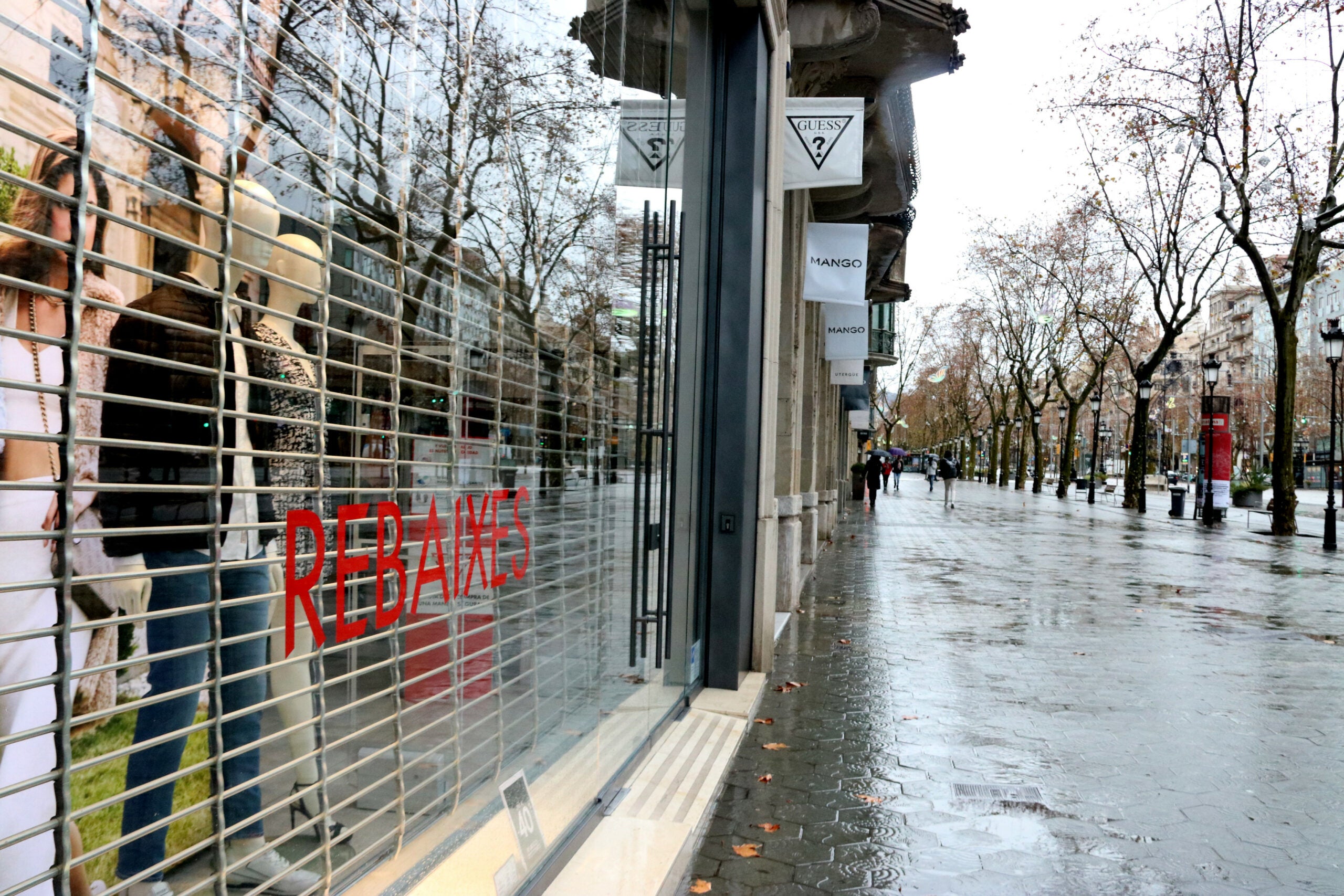 Una botiga del passeig de Gràcia tancada / ACN 