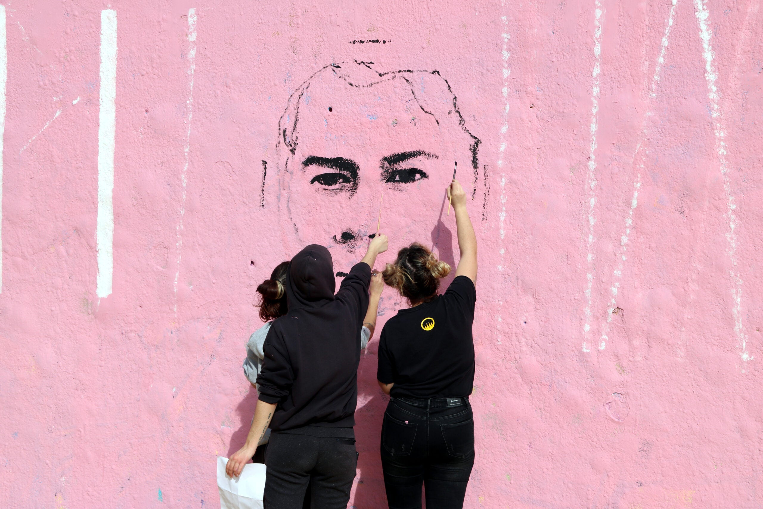 Tres artistes realitzen una pintura mural amb un retrat de Pablo Hasél als Jardins de les Tres Xemeneies / ACN