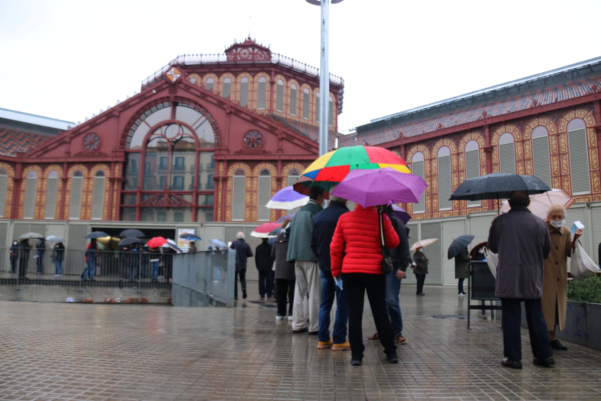 Les primeres cues de votants a les eleccions al Parlament al Mercat de Sant Antoni de Barcelona / ACN