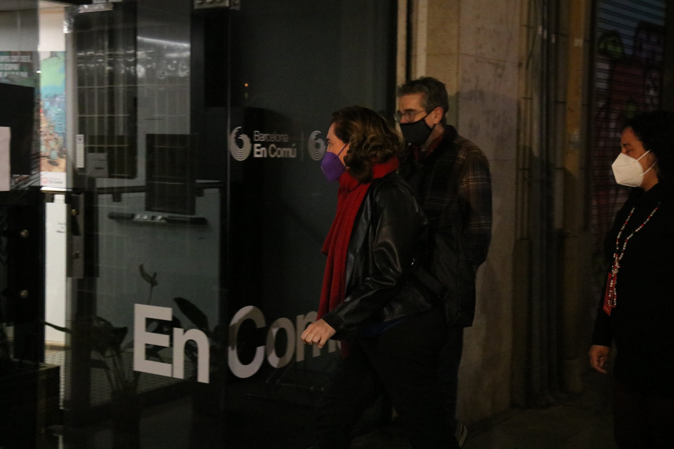 L'alcaldessa de Barcelona, Ada Colau, entrant a la seu del carrer Marina per fer el seguiment de les eleccions / ACN