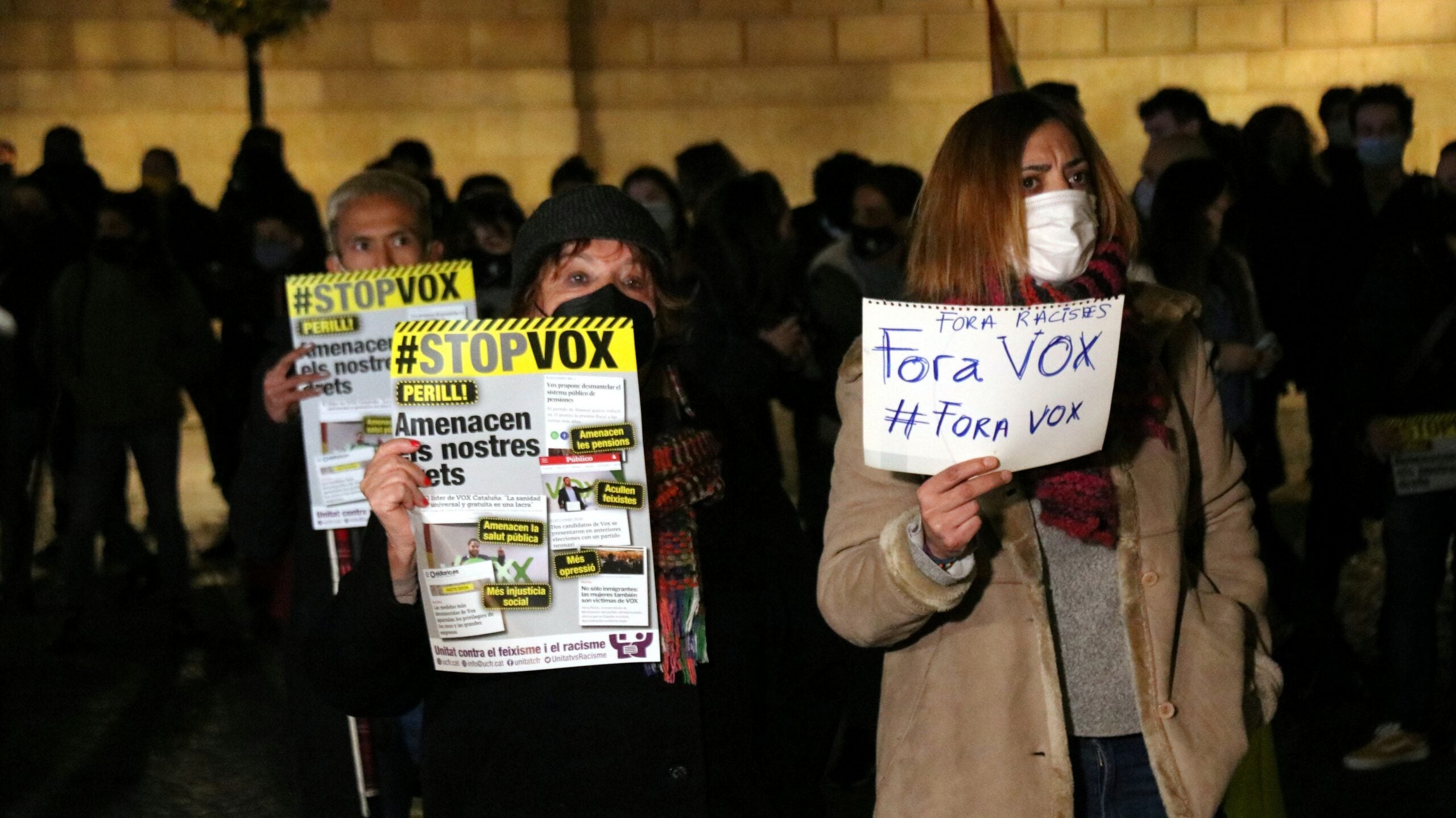 Un centenar de persones es manifesten a la plaça Sant Jaume contra l'entrada de Vox al Parlament, aquest vespre / Miquel Codolar (ACN)