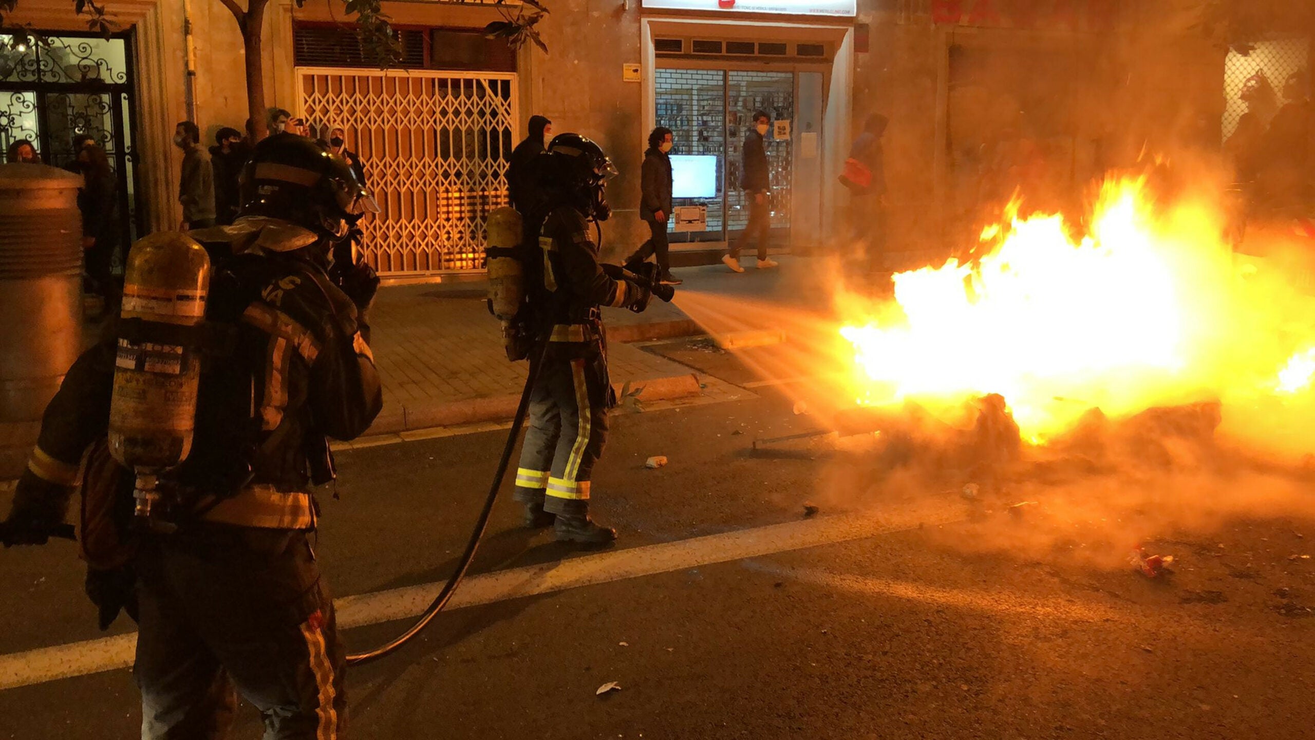 Els bombers apaguen un contenidor en flames a la zona de Fontana, a Barcelona / ACN