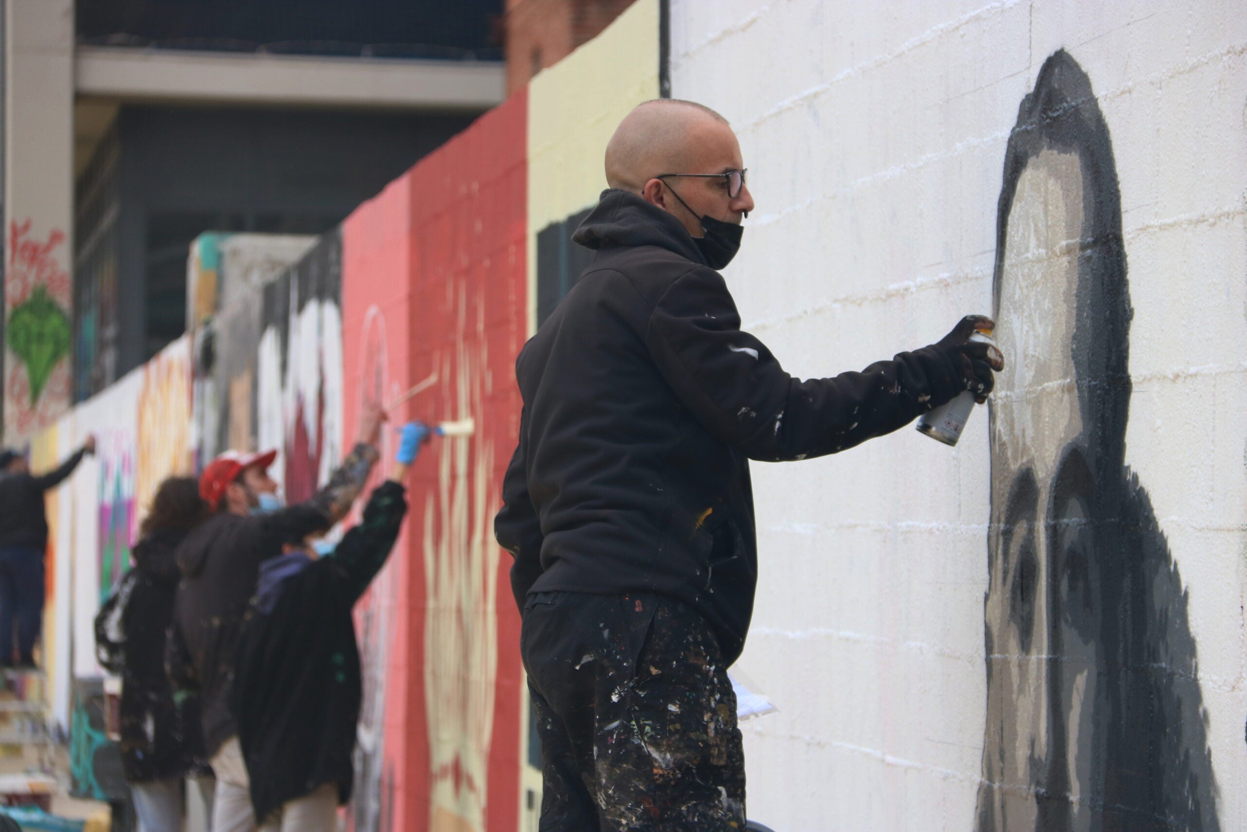 Roc Blackblock pintant un bust de Franco sobre el mural que li van esborrar operaris municipals / ACN