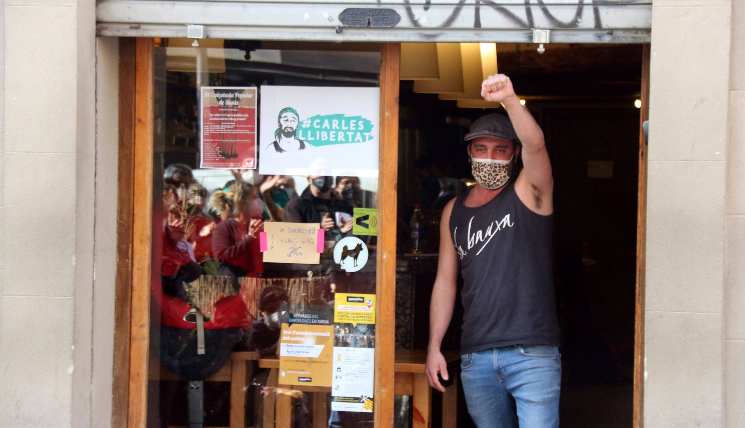 El Carles, el veí de Sants empresonat, rebent l'escalf veïnal a la porta de la taverna on treballa / Miquel Codolar (ACN)