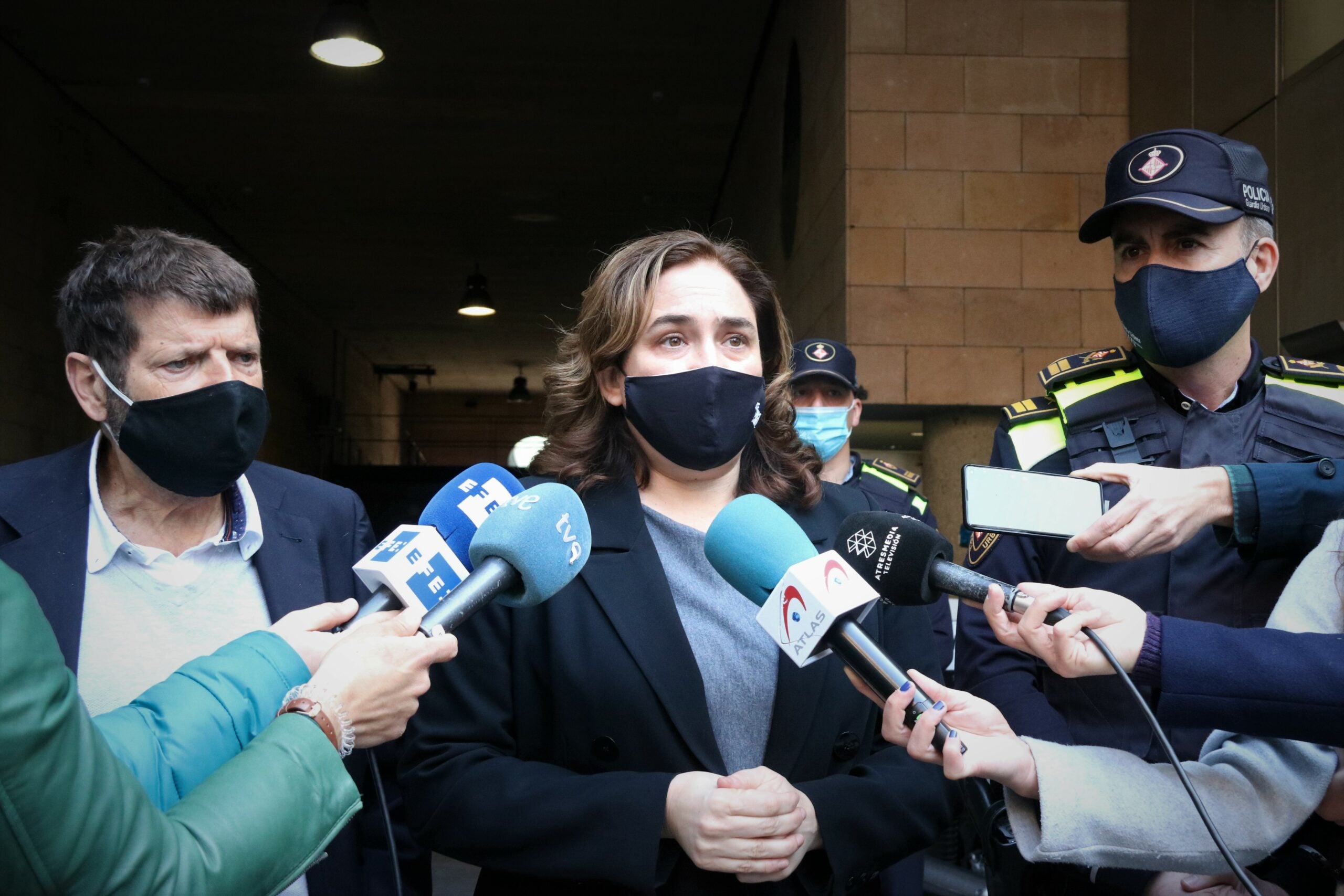 L'alcaldessa Ada Colau, en atenció a alguns mitjans, aquest migdia / Carola López (ACN)