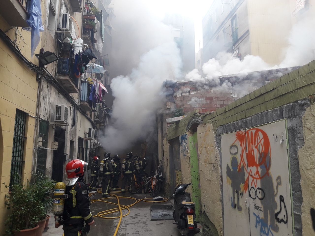 Imatge d'arxiu dels bombers apagant un incendi al Raval / Bombers de Barcelona