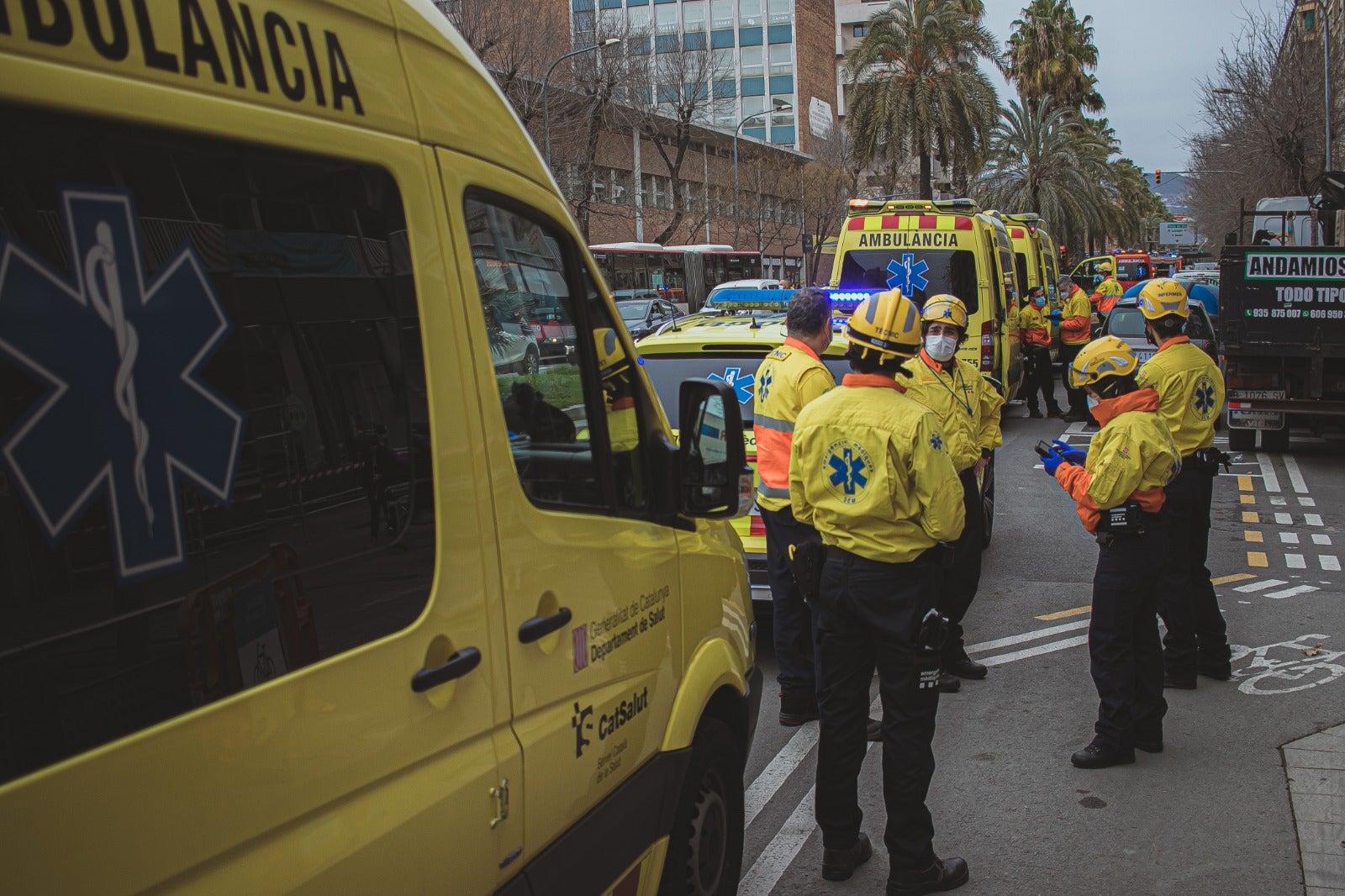 Incendi en un bloc de pisos de la Zona Franca / Bombers de Barcelona